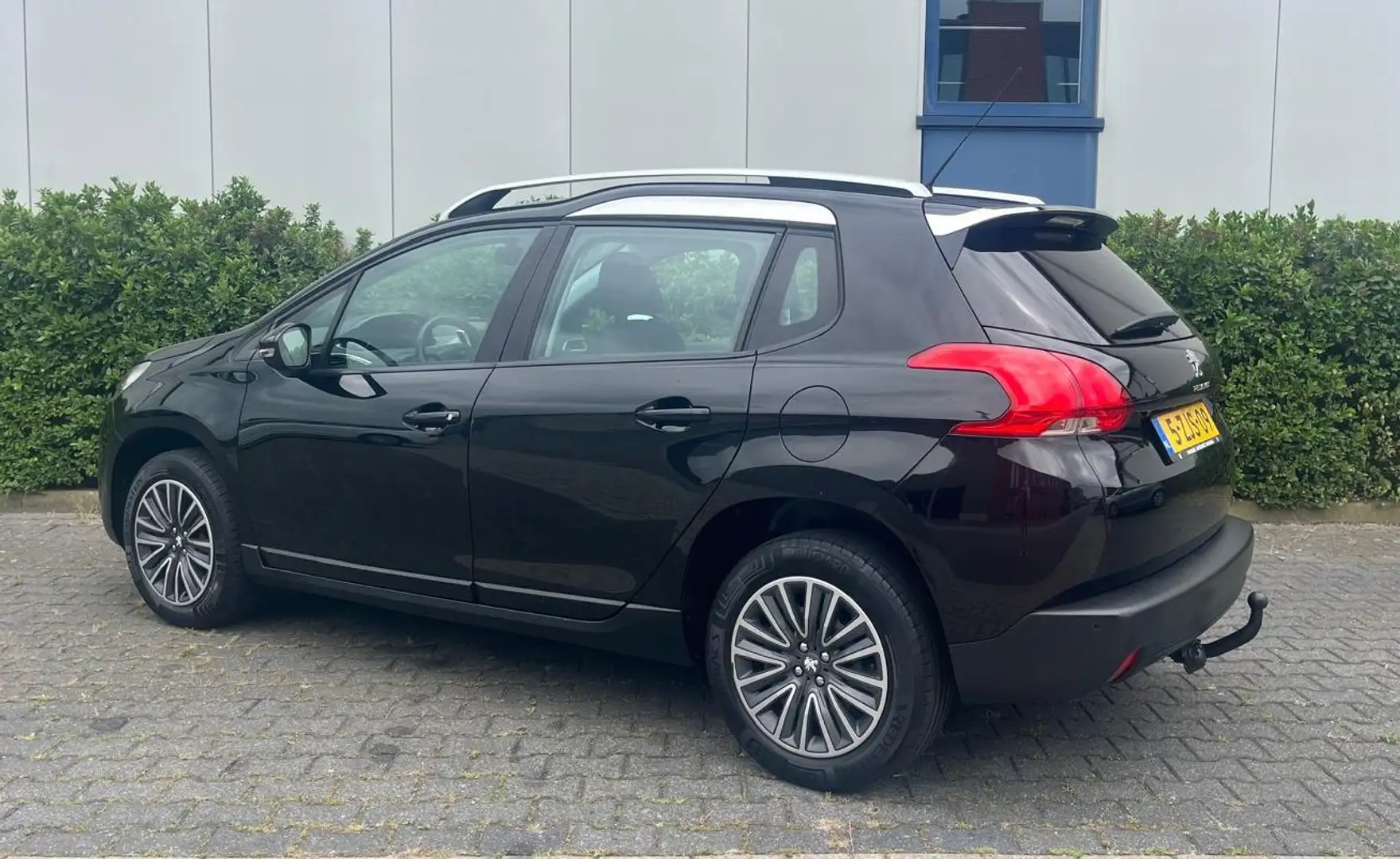 Peugeot 2008 1.2 PureTech 82pk Active Panoramadak Zwart - 2
