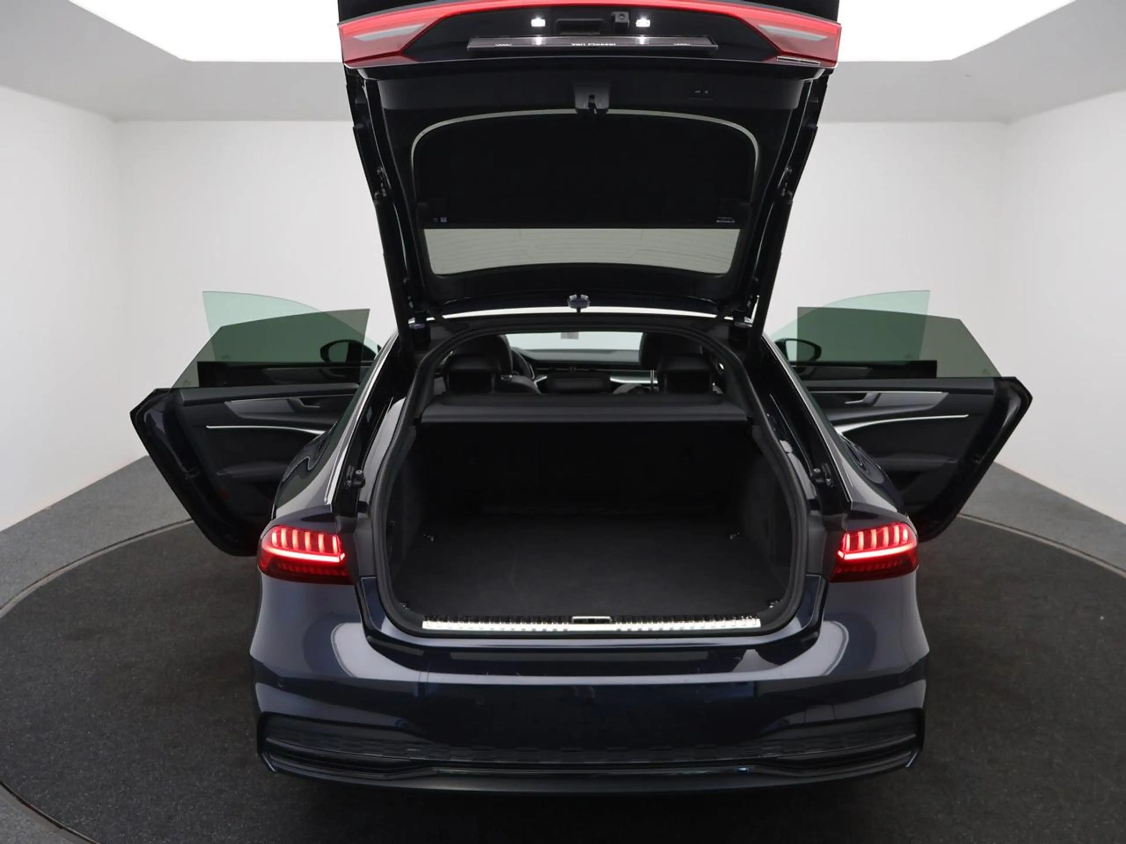 Audi A7 A7 PHEV 55 TFSI e Quattro Competition — photo 2