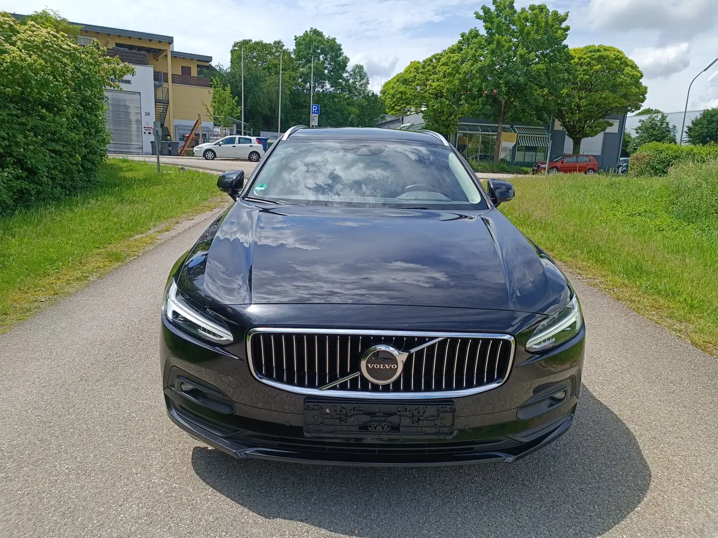 Volvo V90 Momentum Pro Schwarz - 1