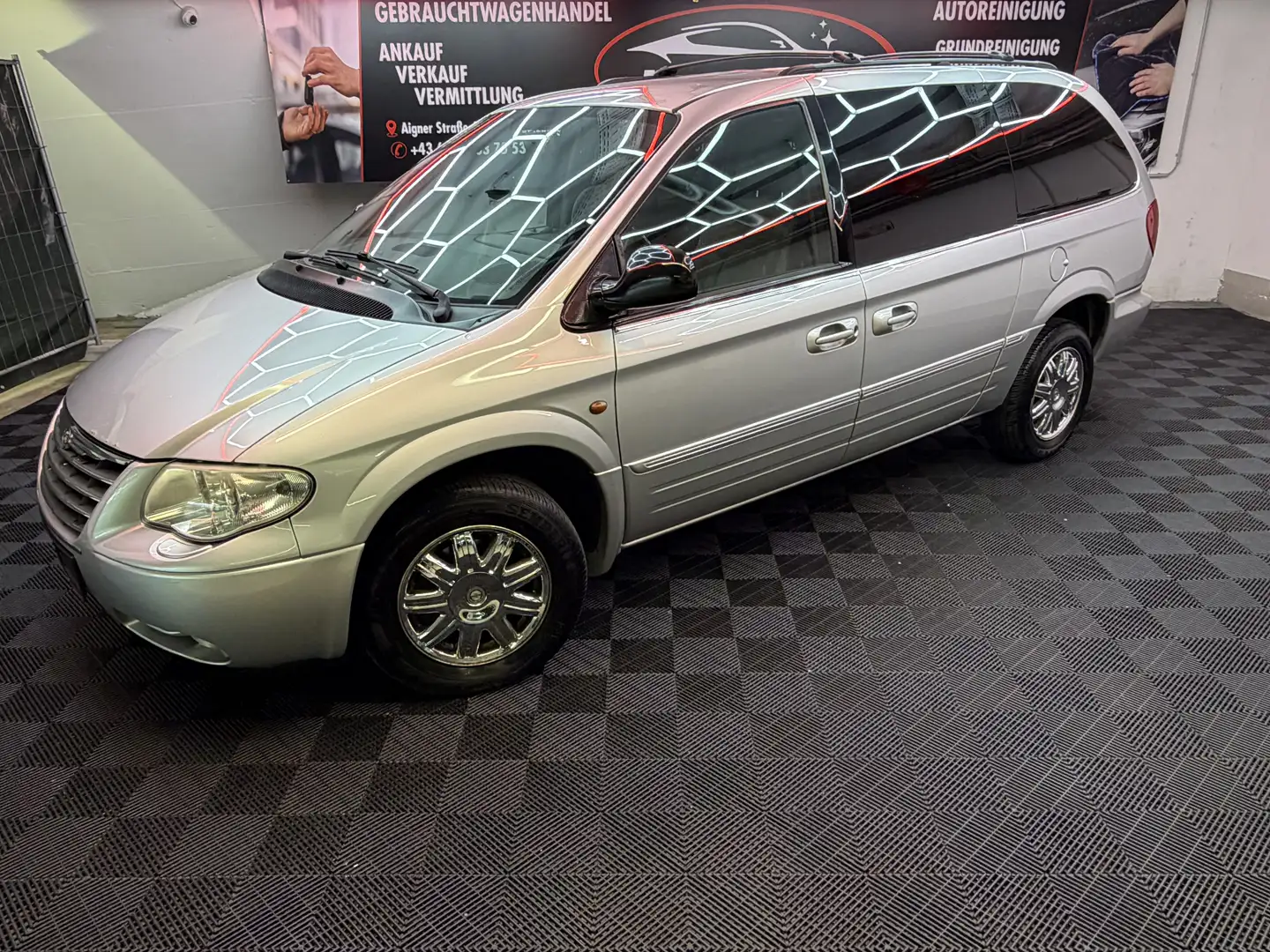 Chrysler Voyager 2.8 CRD Grand Voyager Limited Grau - 1
