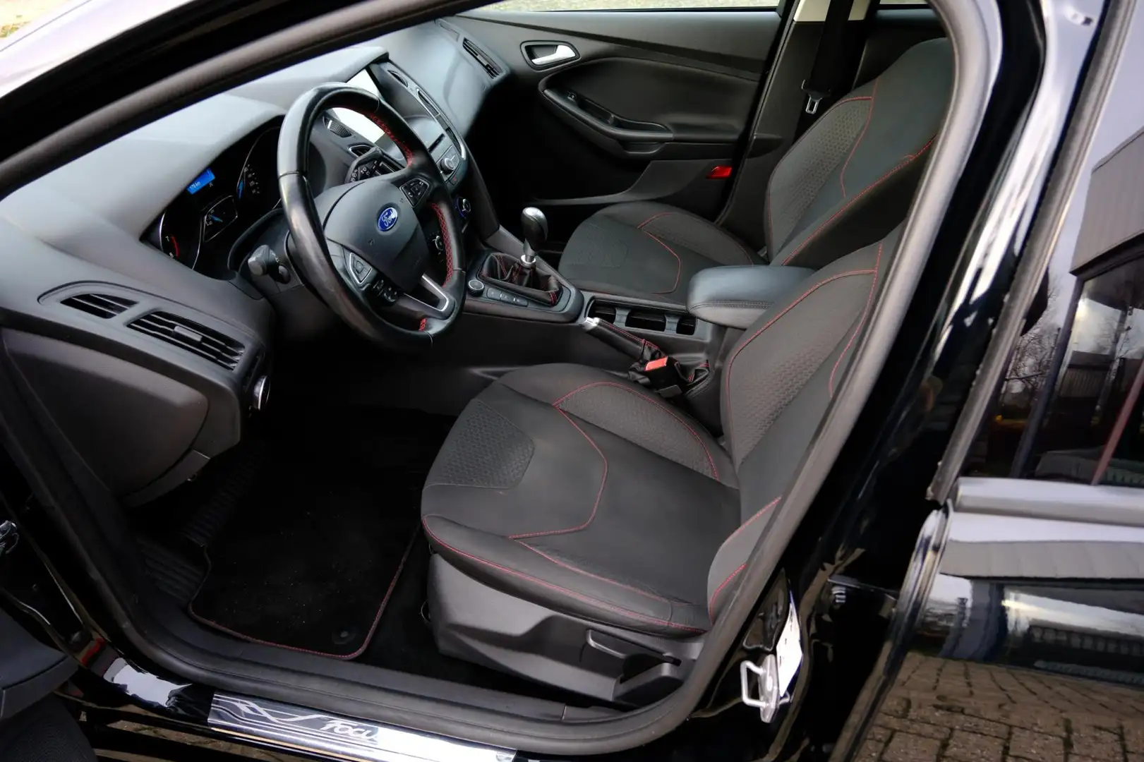 Ford Focus Wagon 1.5 150pk Black Edition Navi|1e Eig|PDC|Park Zwart - 2