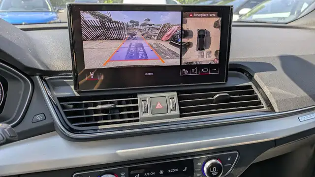 Audi Q5 view 10
