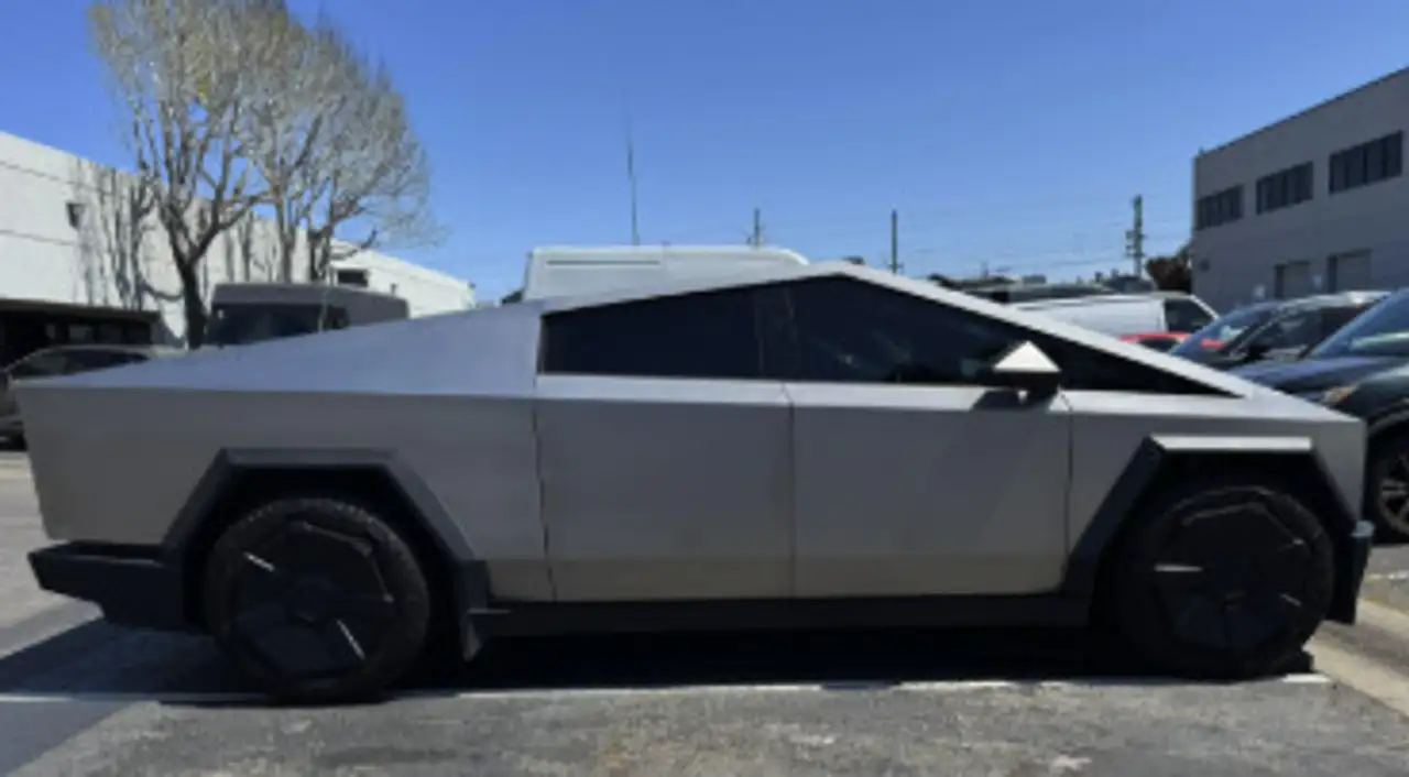 Tesla Cybertruck снимка Tesla Cybertruck