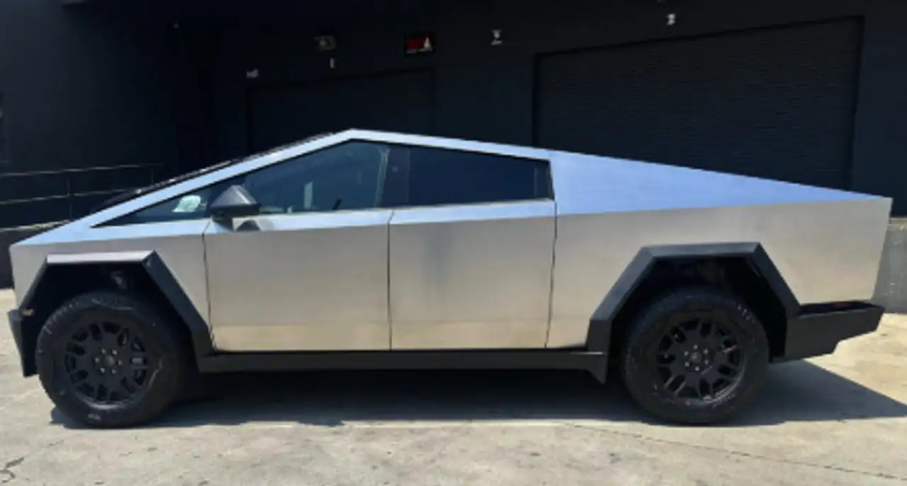Tesla Cybertruck снимка Tesla Cybertruck