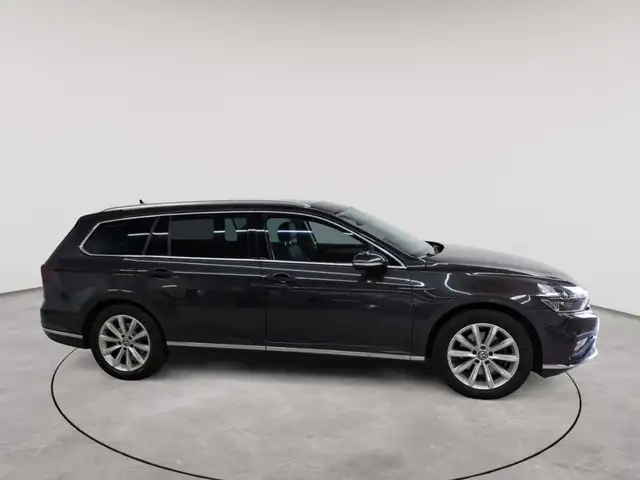 Volkswagen Passat view 3