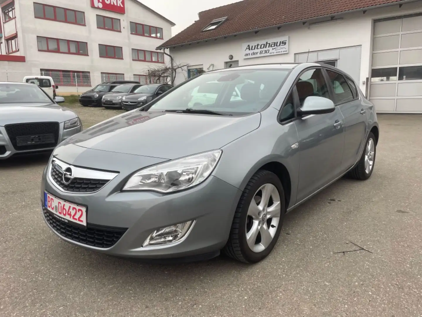 Opel Astra J Lim. 5-trg. Edition Silber - 1