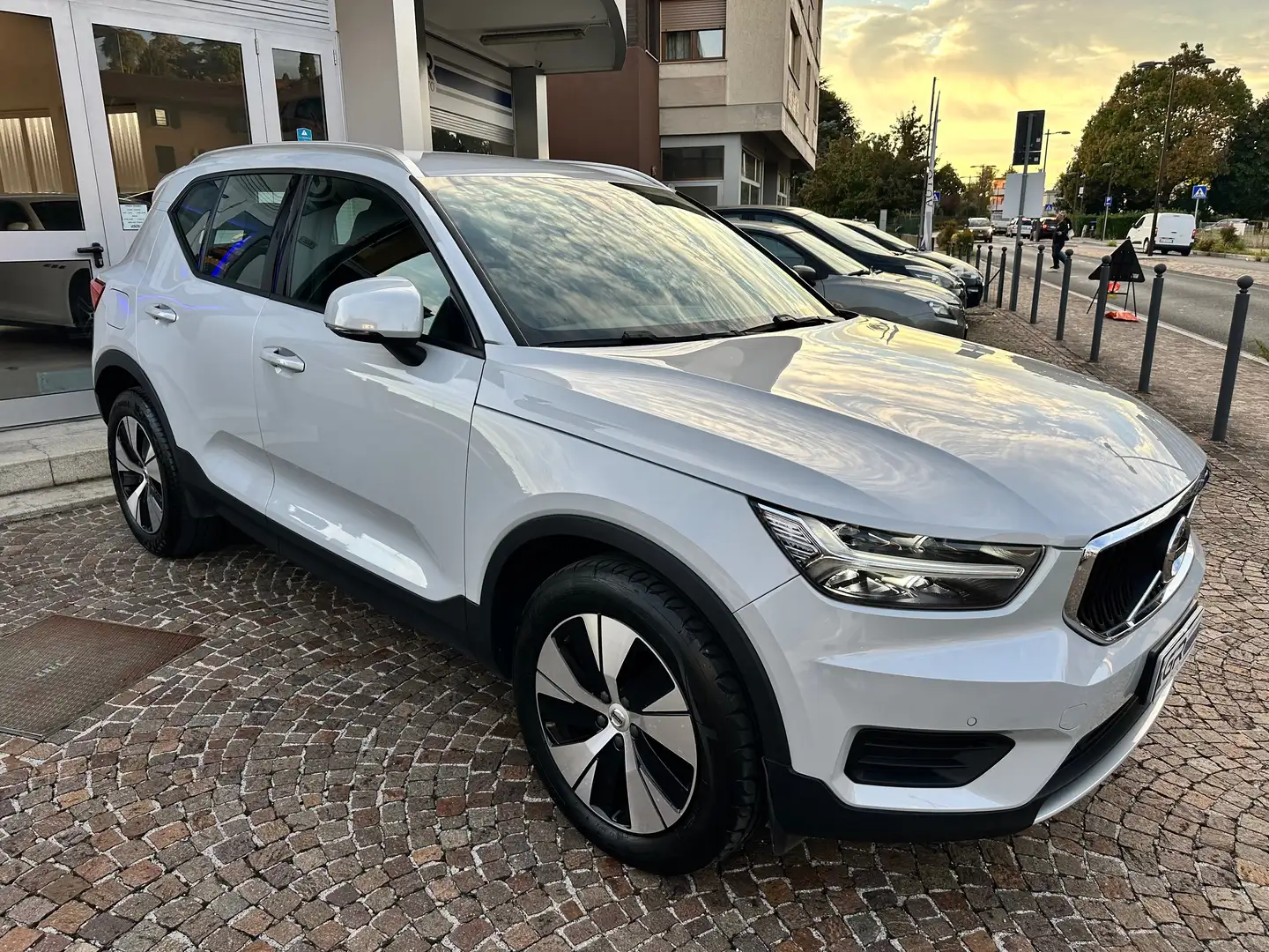 Volvo XC40 XC40 1.5 t3 Momentum Core 163cv auto my21 Grigio - 2