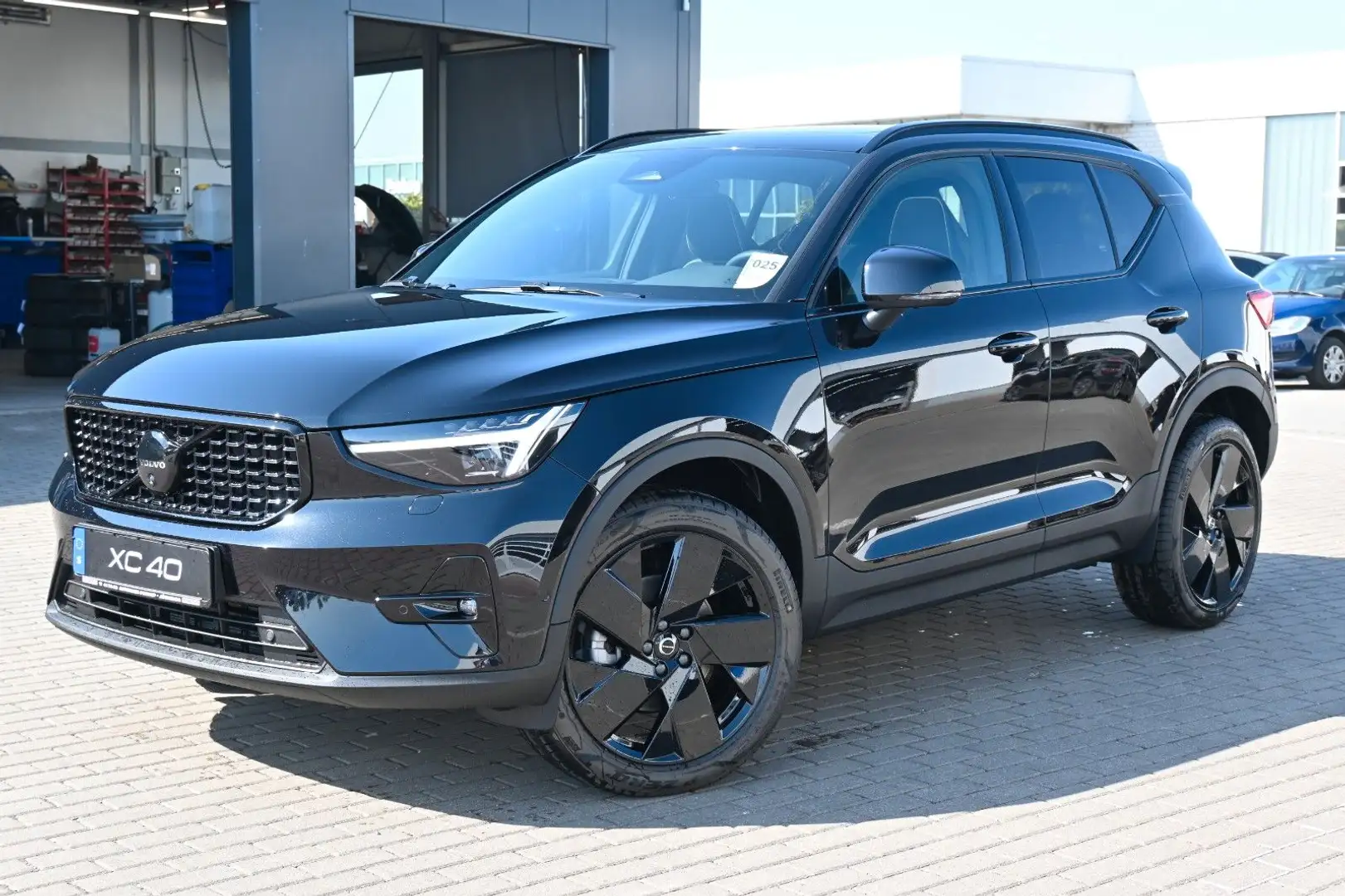 Volvo XC40 B4 DKG Plus Black Edition*FSHZG*360*ACC*AHK Schwarz - 1