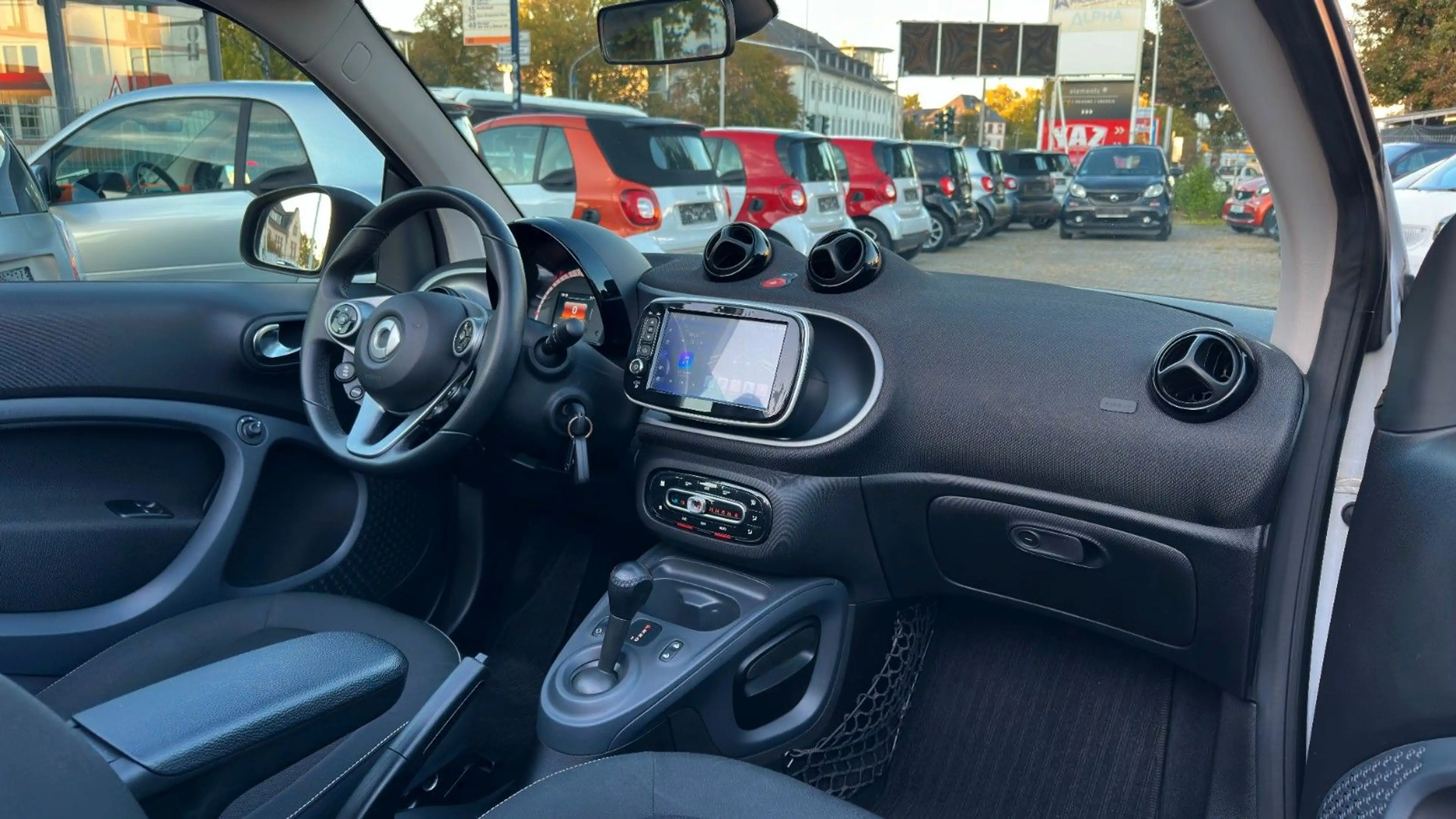 smart forTwo Cabrio DCT ALL WHITE EDITION SHZ! CARPLAY! PDC! — photo 3
