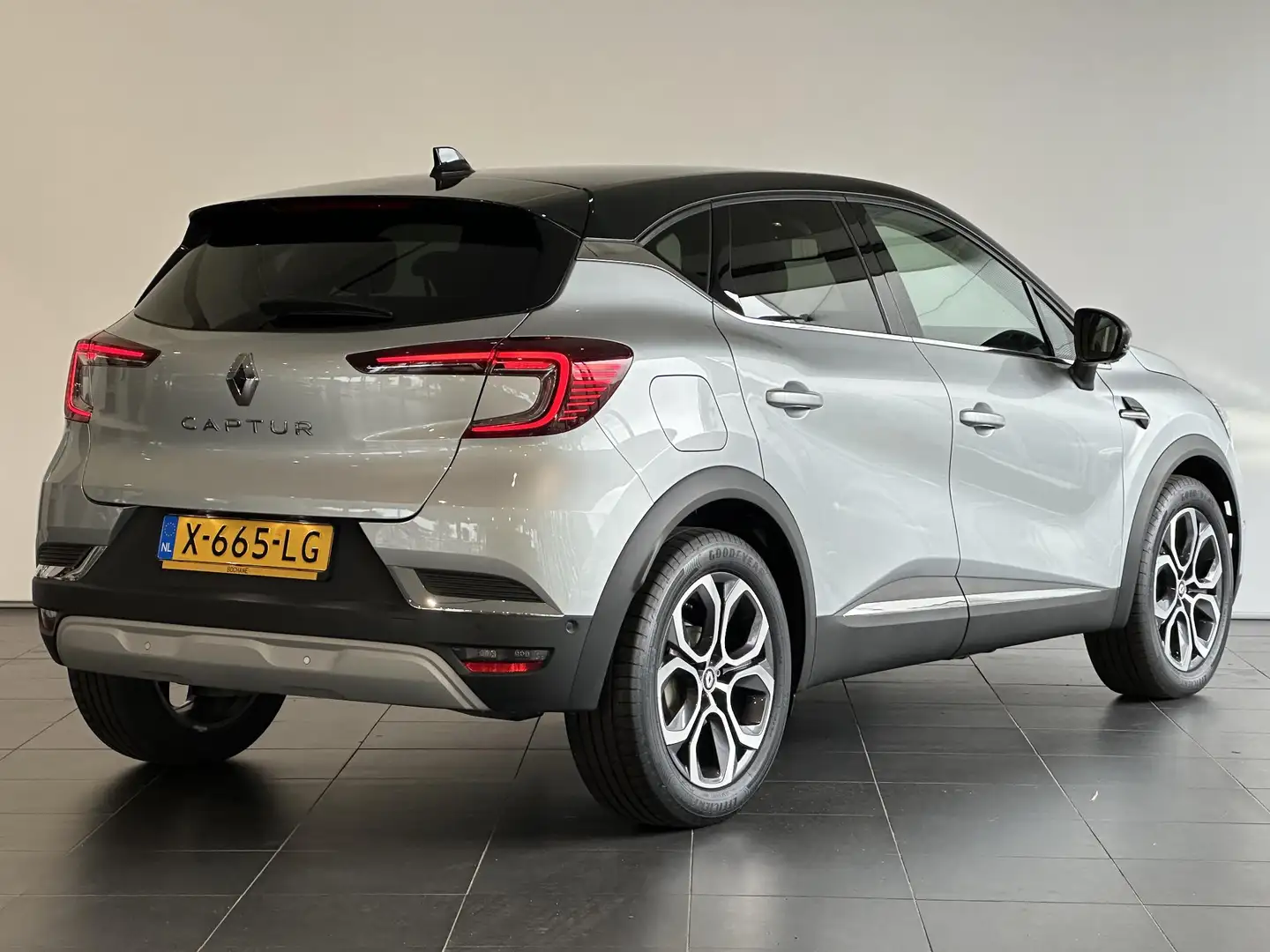 Renault Captur 1.3 Mild Hybrid 160 EDC Techno AUTOMAAT | NAVIGATI Grijs - 2