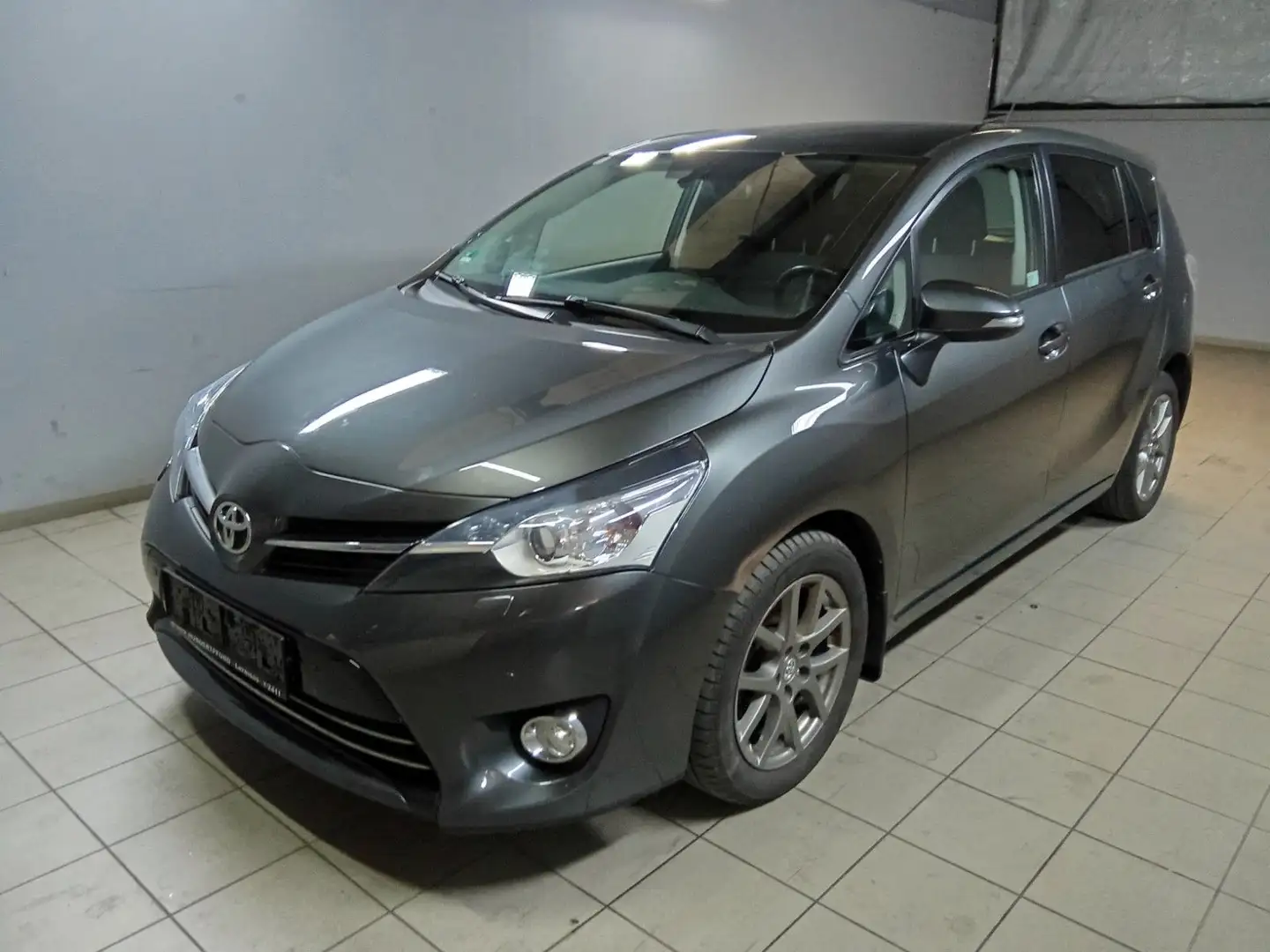 Toyota Verso Gris - 1