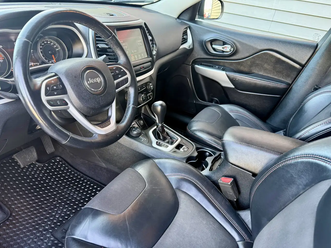 Jeep Cherokee снимка Jeep Cherokee