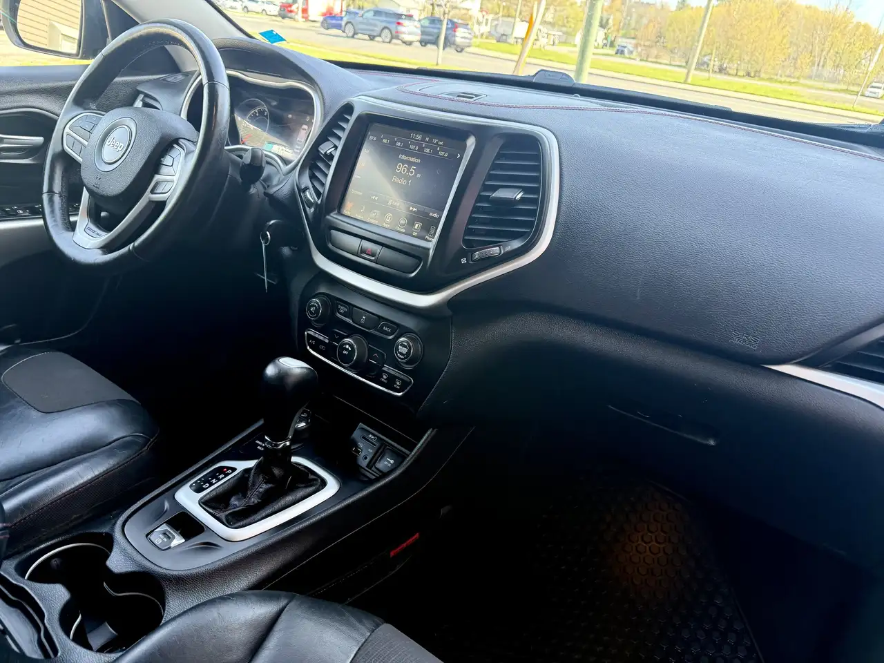 Jeep Cherokee снимка Jeep Cherokee