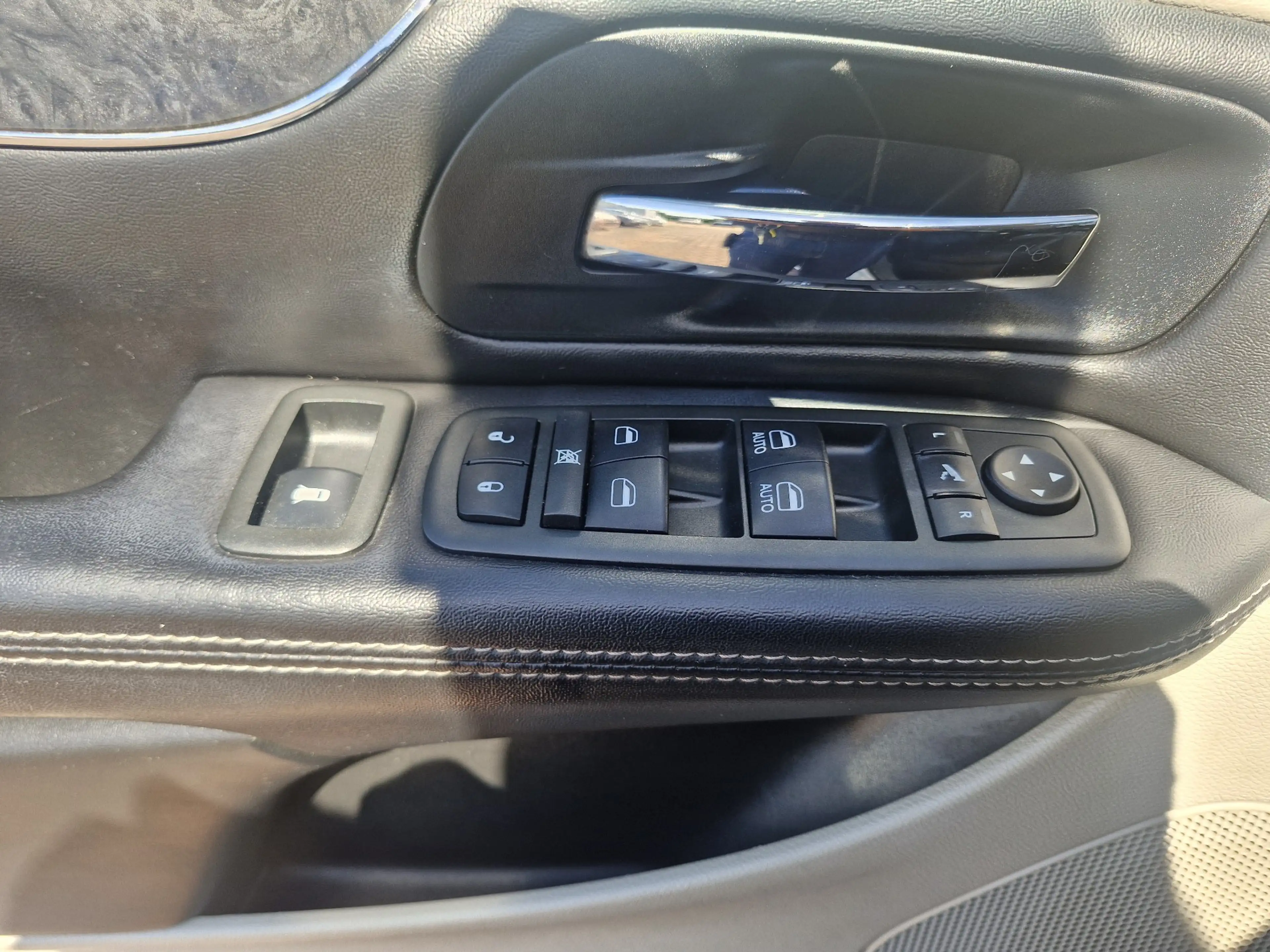 Lancia Voyager Silver — photo 8