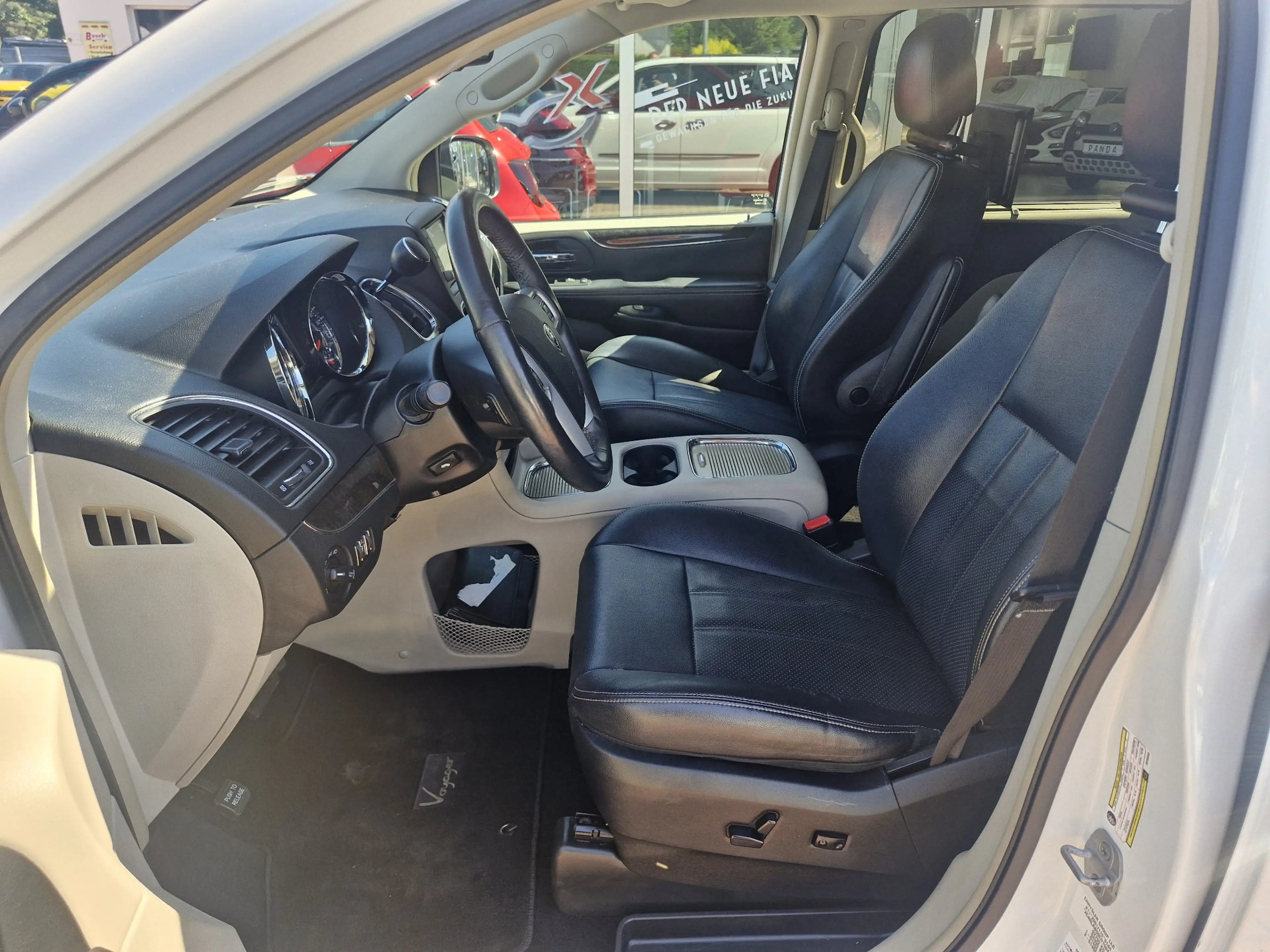 Lancia Voyager Silver — photo 6