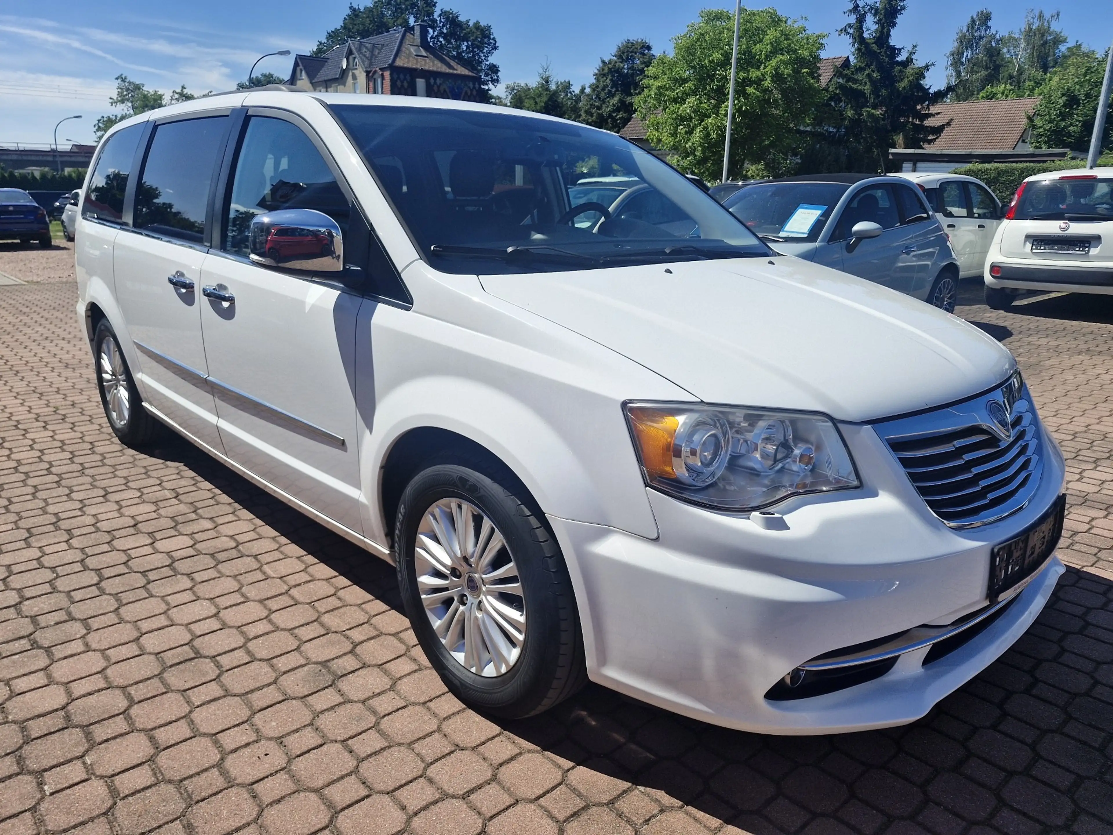 Lancia Voyager Silver — photo 3