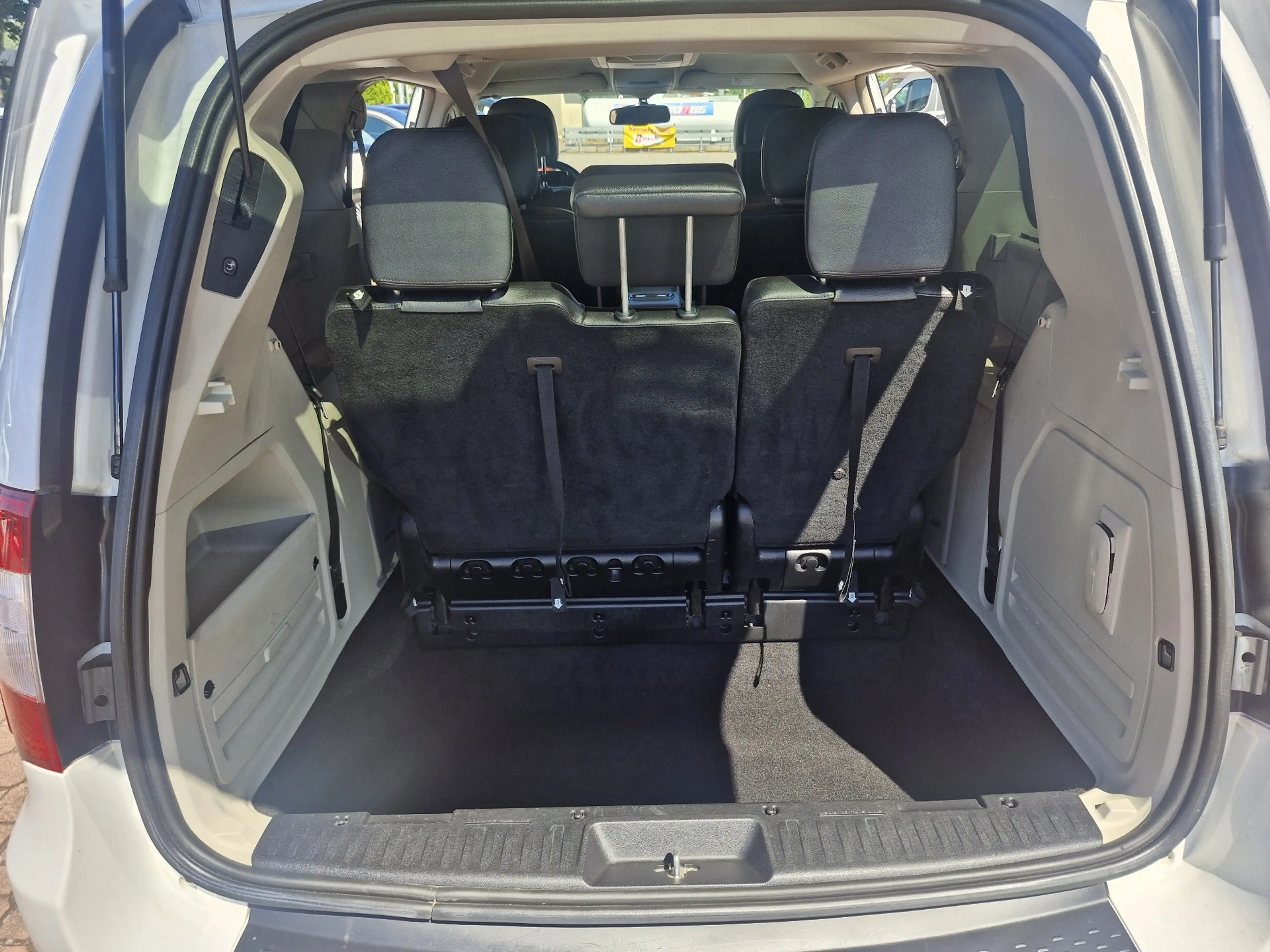 Lancia Voyager Silver — photo 9