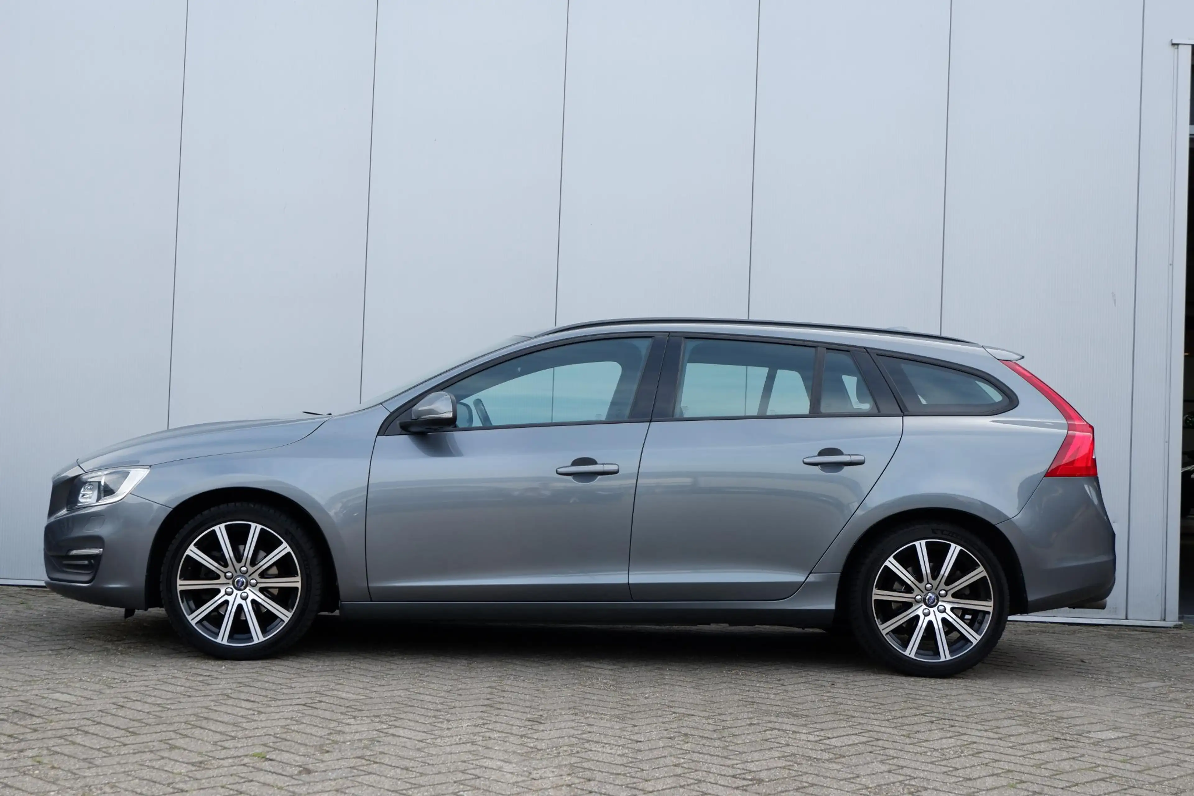 Volvo V60 T3 Summum | Dealeronderhouden |Parkeersensoren | A — photo 8