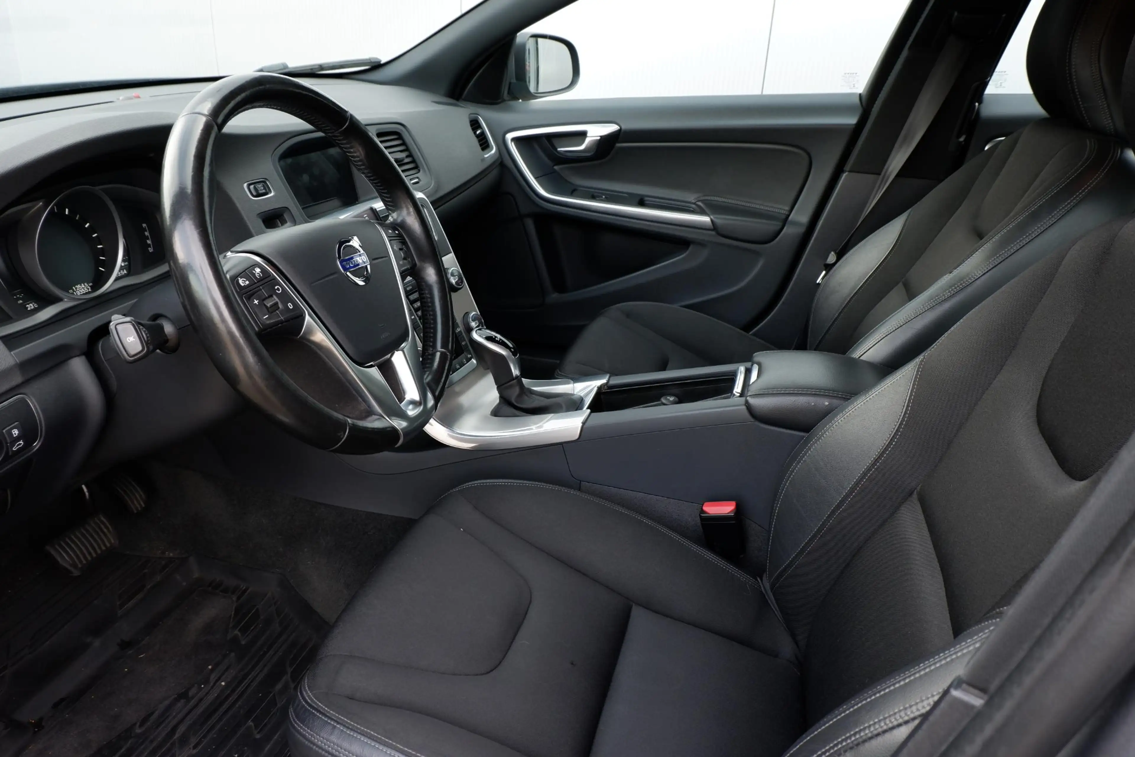 Volvo V60 T3 Summum | Dealeronderhouden |Parkeersensoren | A — photo 3