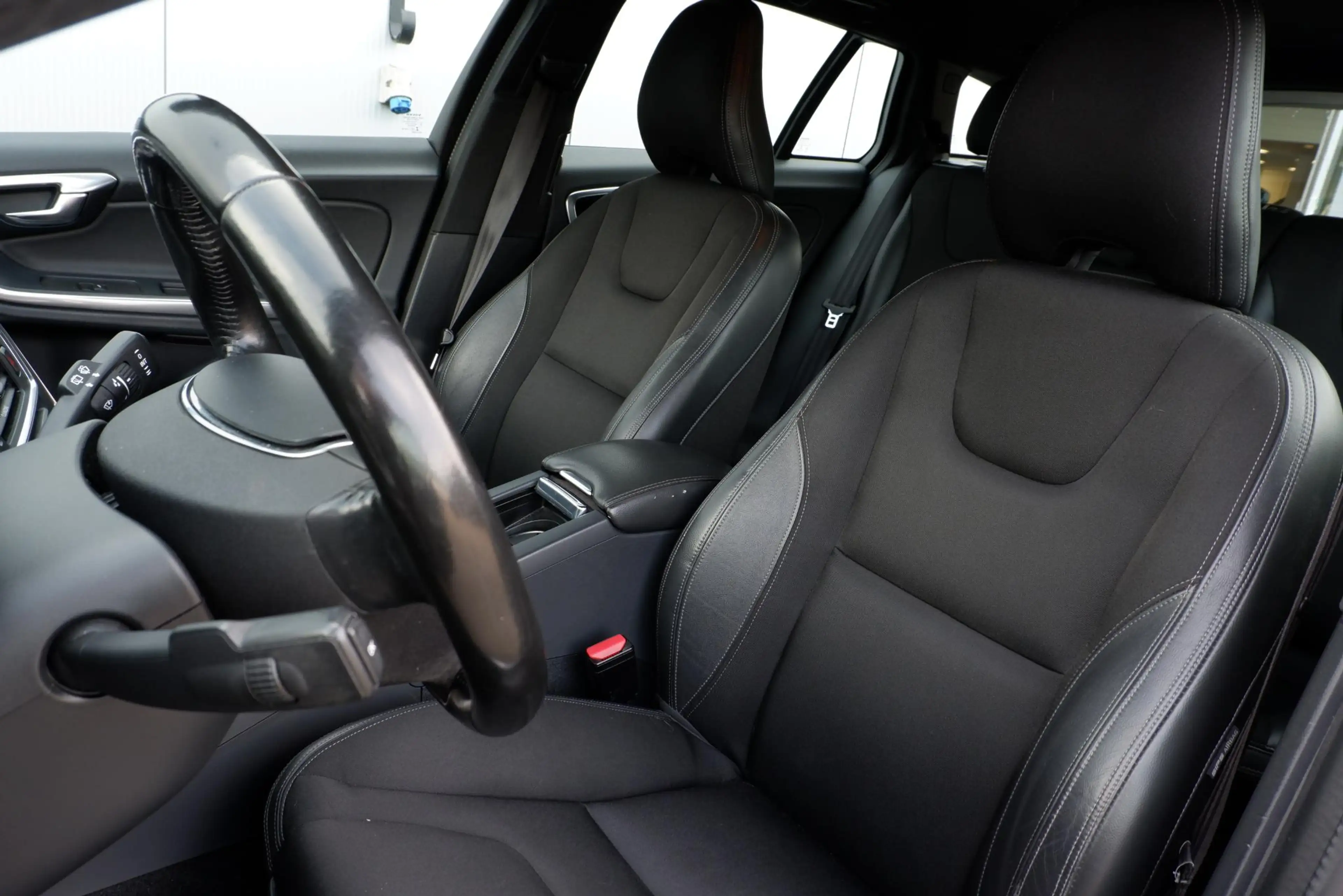 Volvo V60 T3 Summum | Dealeronderhouden |Parkeersensoren | A — photo 4