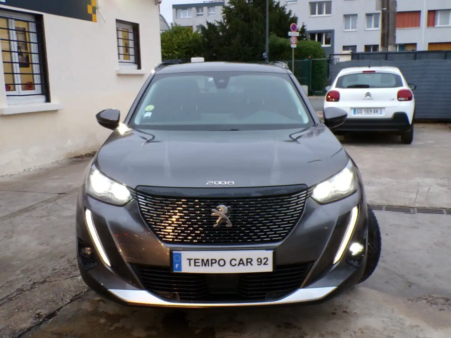 Peugeot 2008 BlueHDi 130 SetS EAT8 Allure Grau - 2