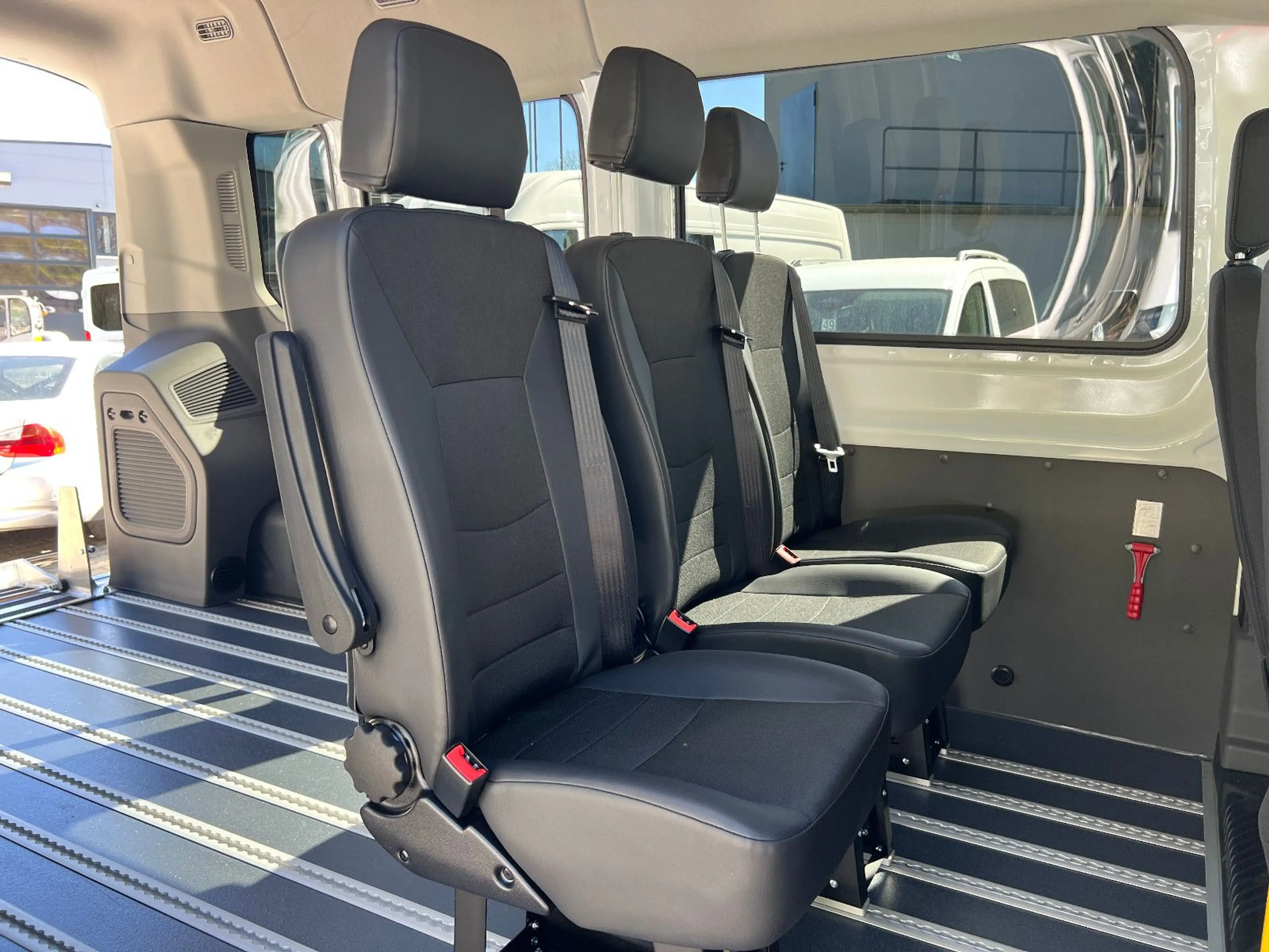 Ford Transit Kombi Trend KMP/BTW Rampe max. 4 Rollstulplätze — photo 7