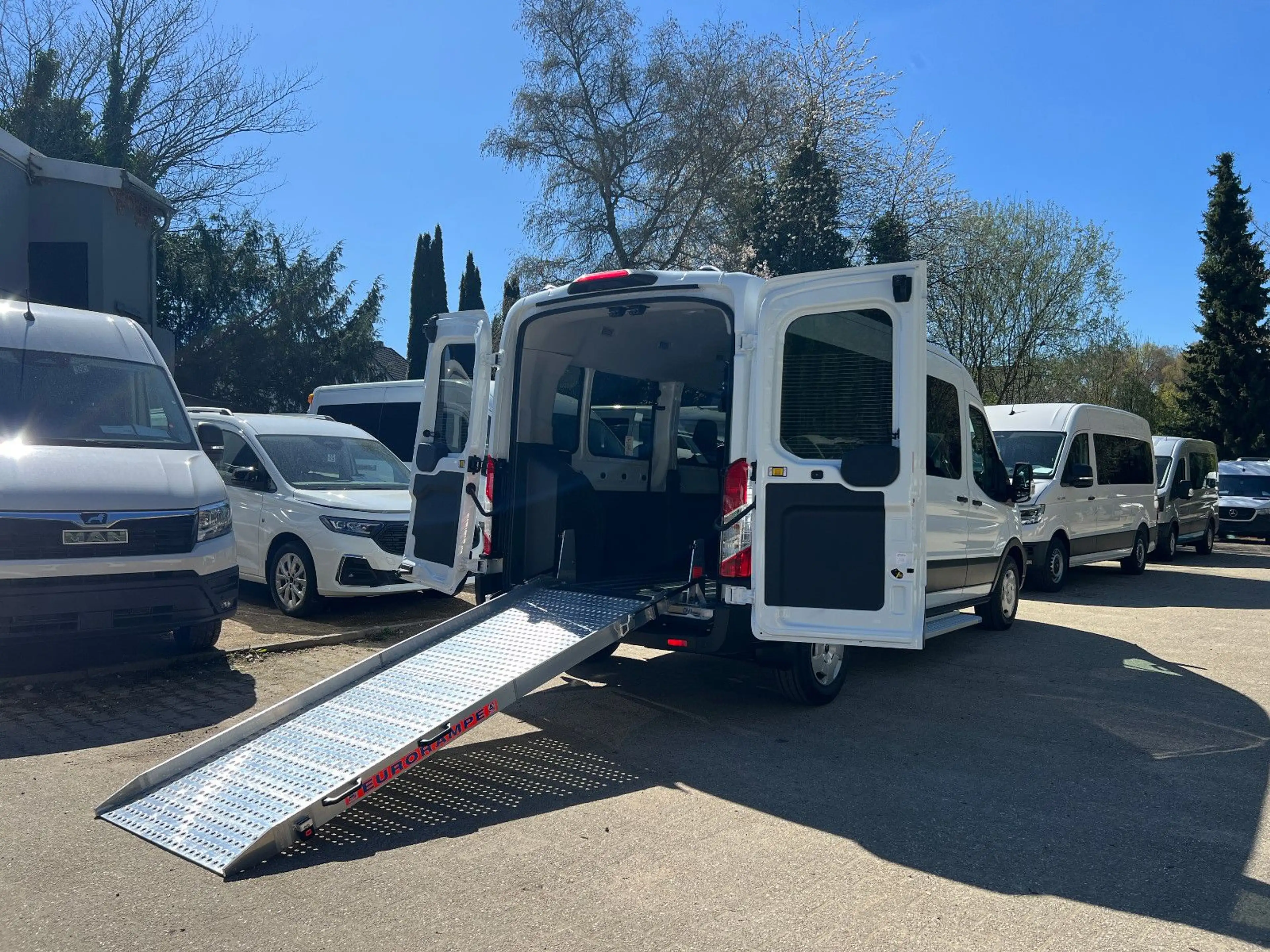 Ford Transit Kombi Trend KMP/BTW Rampe max. 4 Rollstulplätze