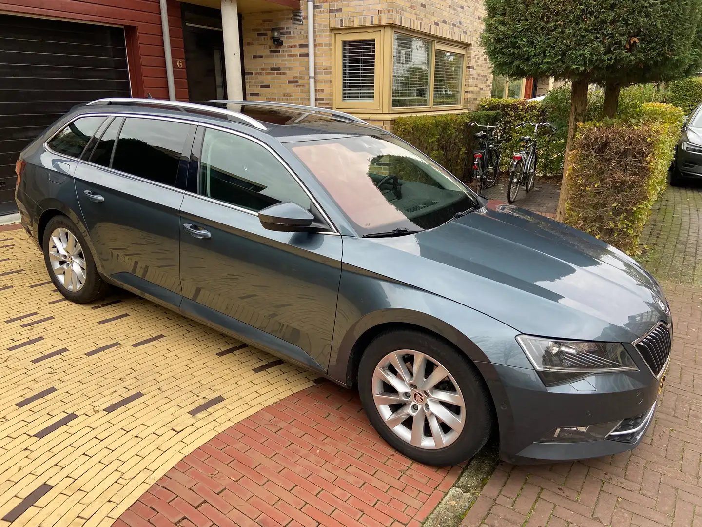 Skoda Superb 1.8 TSI AUTM LEER XENON SDAK PANO TRHAAK UNIEK VOL Grijs - 1