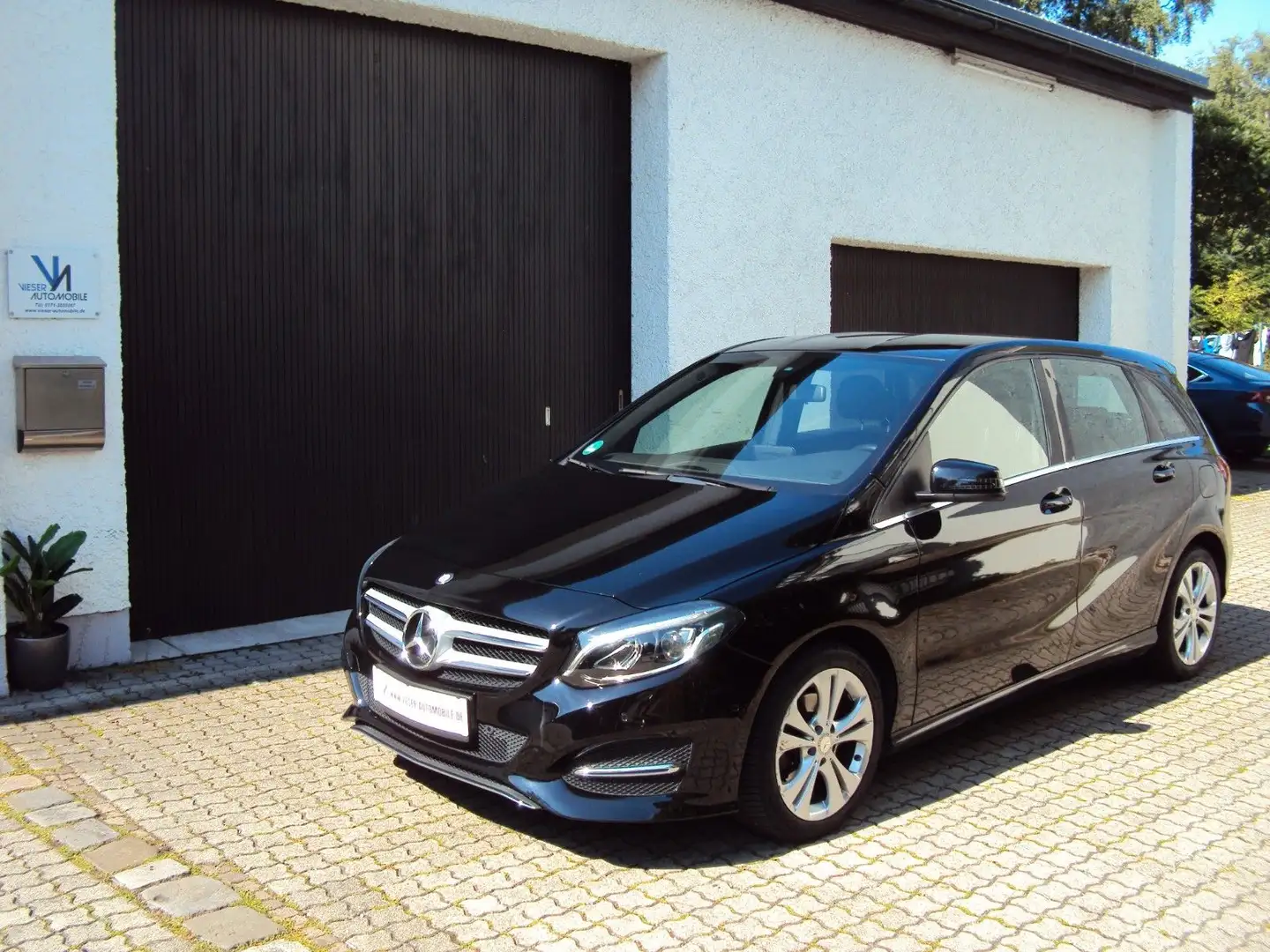Mercedes-Benz B 180 Urban Automatik Navi LED PDC SHZ ! Noir - 1
