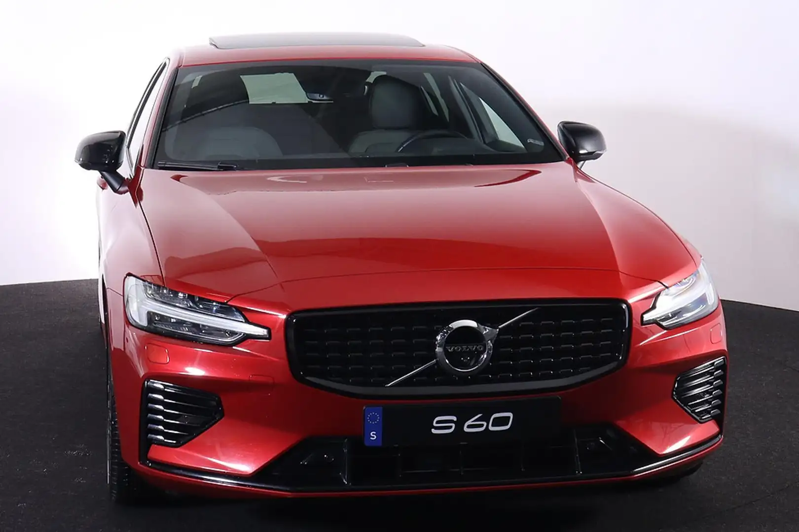 Volvo S60 Recharge T8 AWD R-Design - Panorama/schuifdak - In Red - 2
