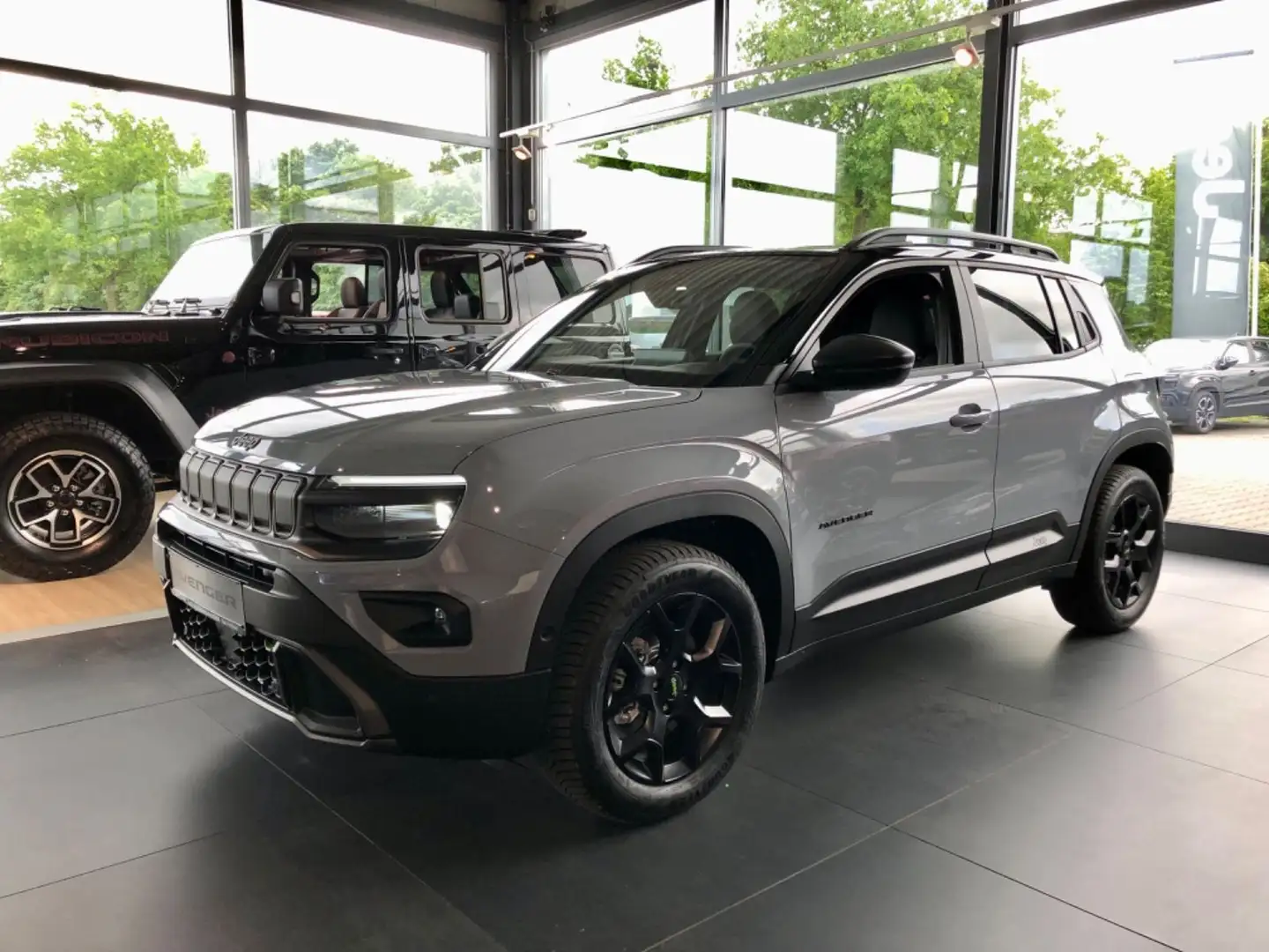 Jeep Avenger Overland MHEV 4xe+ACC+Rückfahrkam+Keyles Grau - 1
