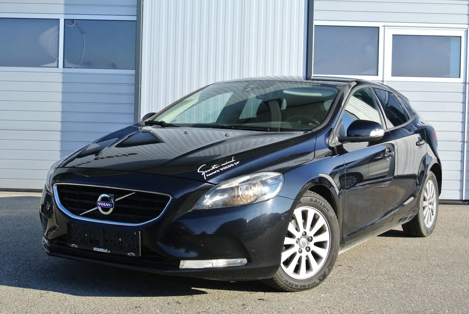 Volvo V40 1.6 D Kinetic Schwarz - 1