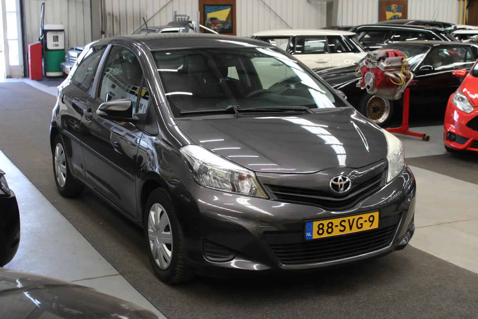 Toyota Yaris 1.0 VVT-i Comfort Trekhaak, Isofix, Stuurbekrachti Grijs - 2