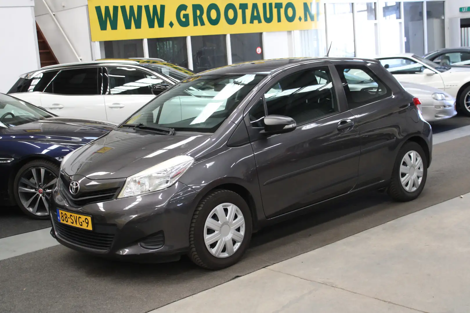 Toyota Yaris 1.0 VVT-i Comfort Trekhaak, Isofix, Stuurbekrachti Grijs - 1