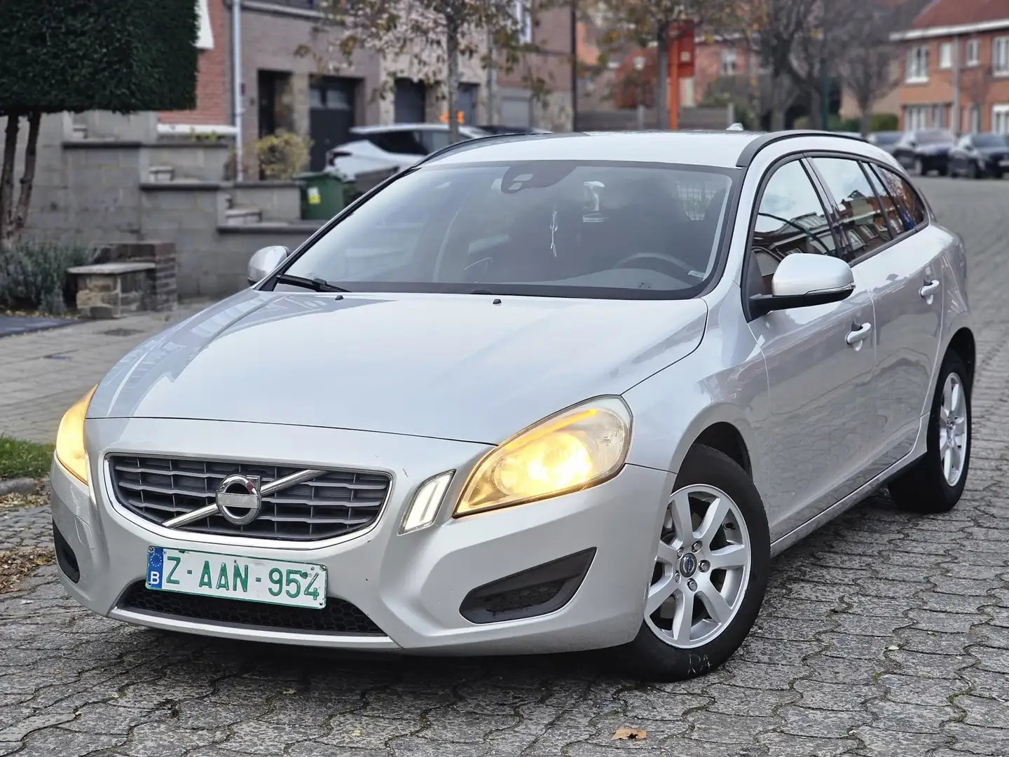 Volvo V60 1.6 D2 EURO 5 GPS / TREKHAAK / DEALER ONDERHOUDEN Grijs - 1