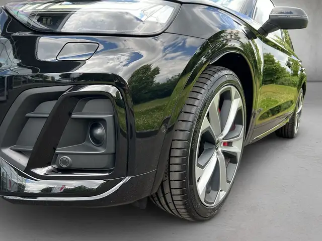 Audi SQ5 view 4