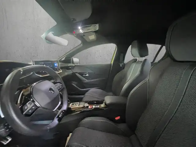 Peugeot 208 view 9