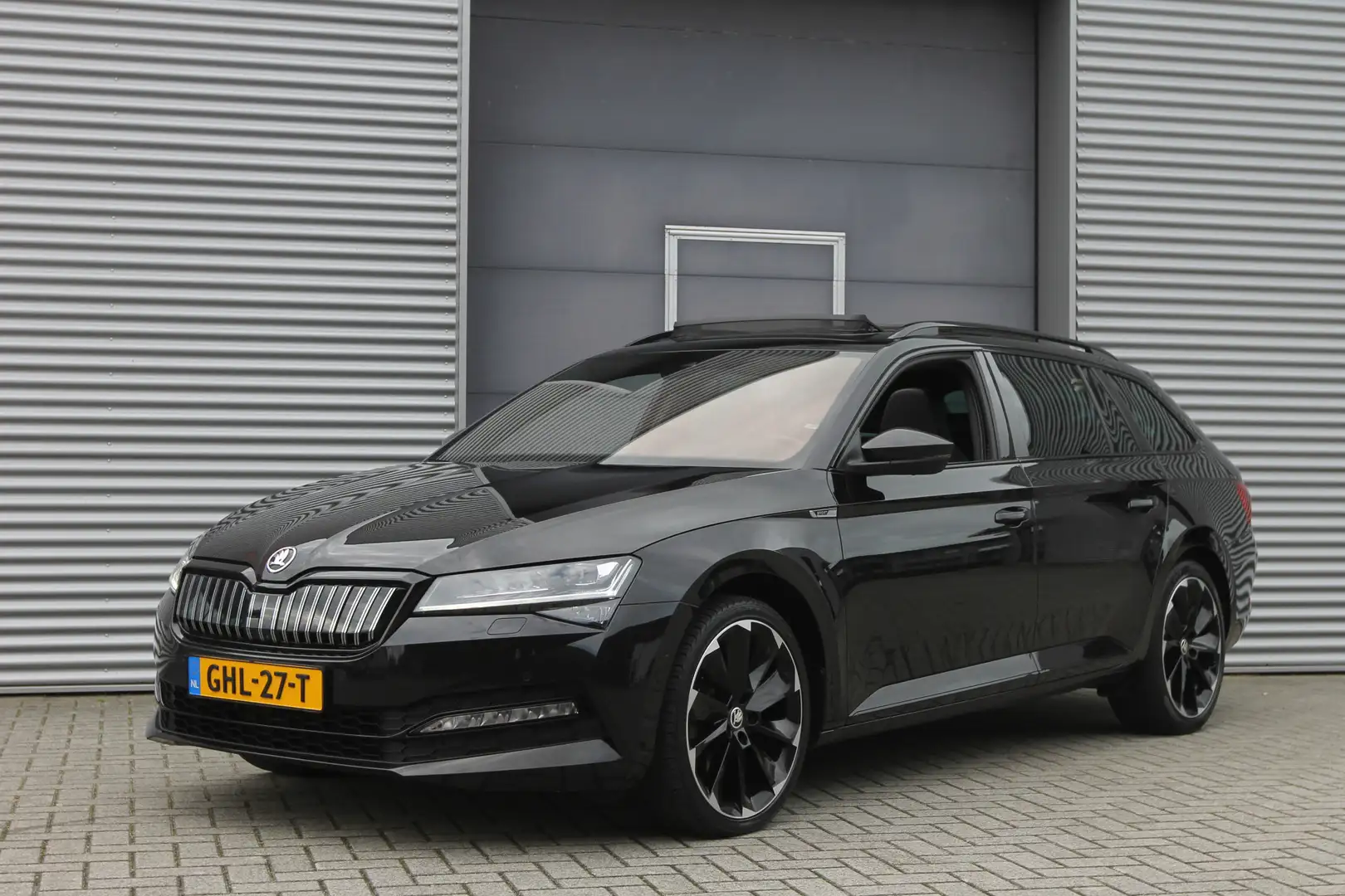 Skoda Superb Combi 1.4 TSI iV Sportline Business I Aut. I PHEV Zwart - 1