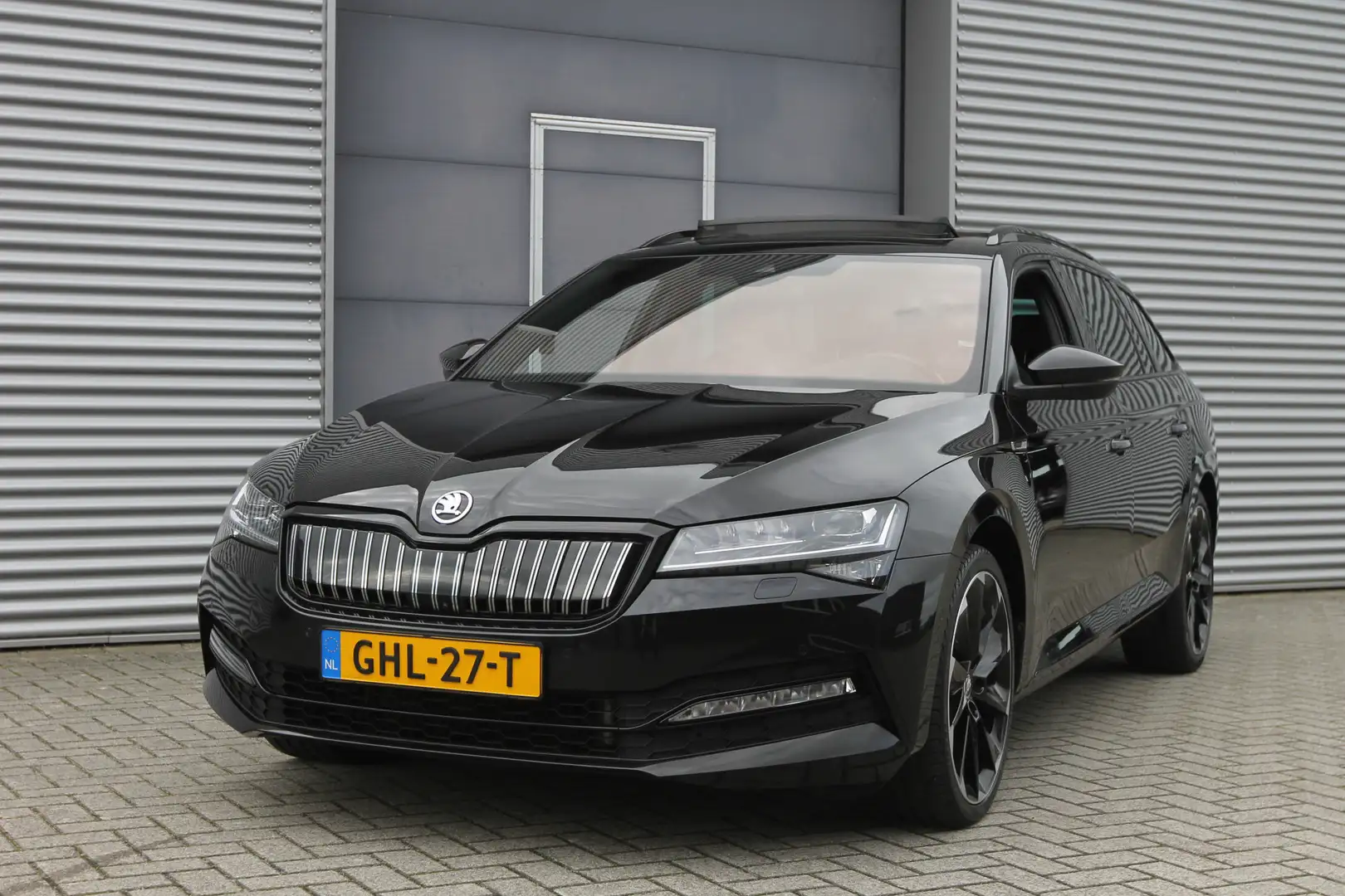Skoda Superb Combi 1.4 TSI iV Sportline Business I Aut. I PHEV Zwart - 2