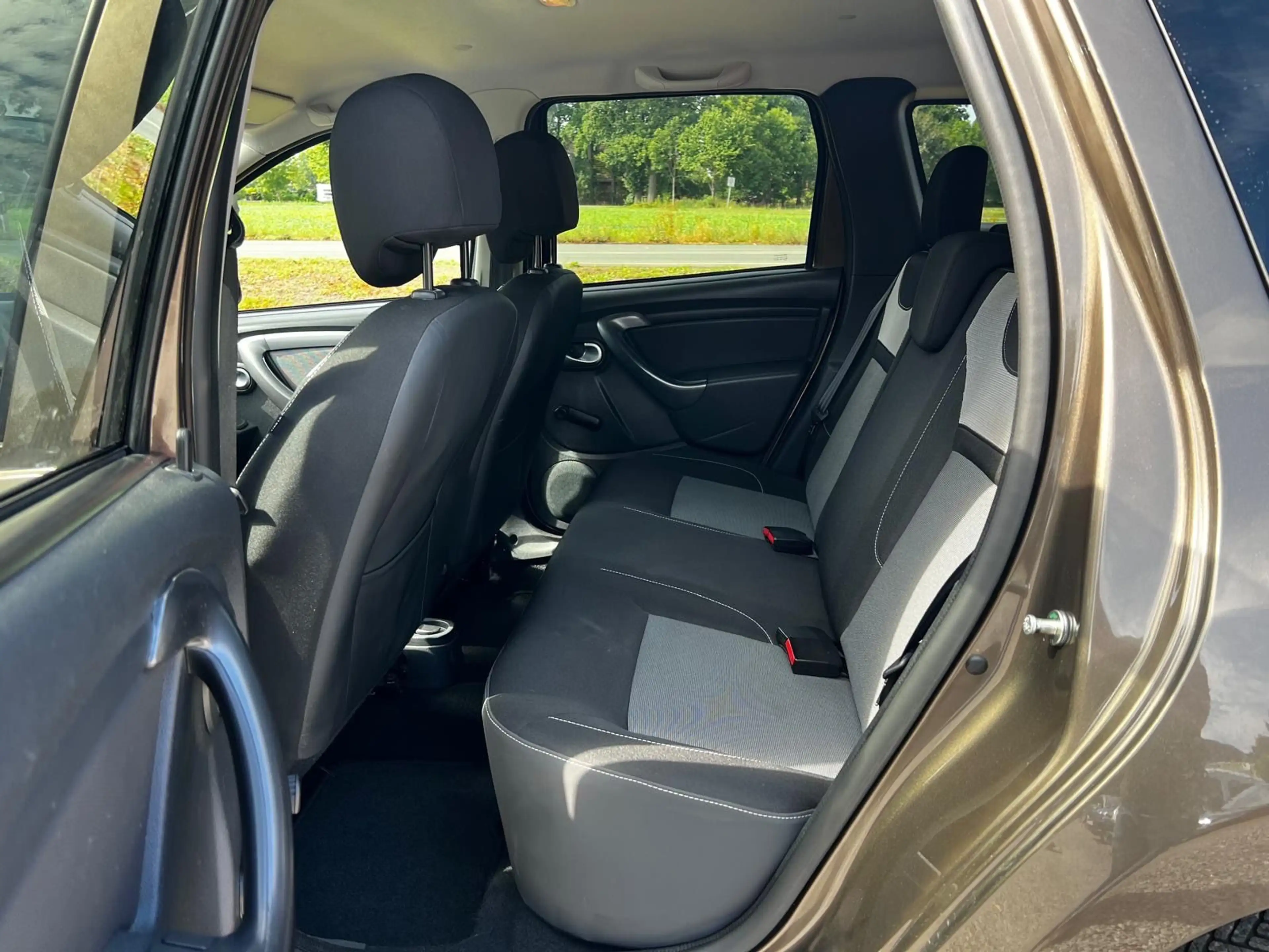 Dacia Duster 1.6 Laureate 4x2*76Tkm*1Hd*Garantie — photo 10