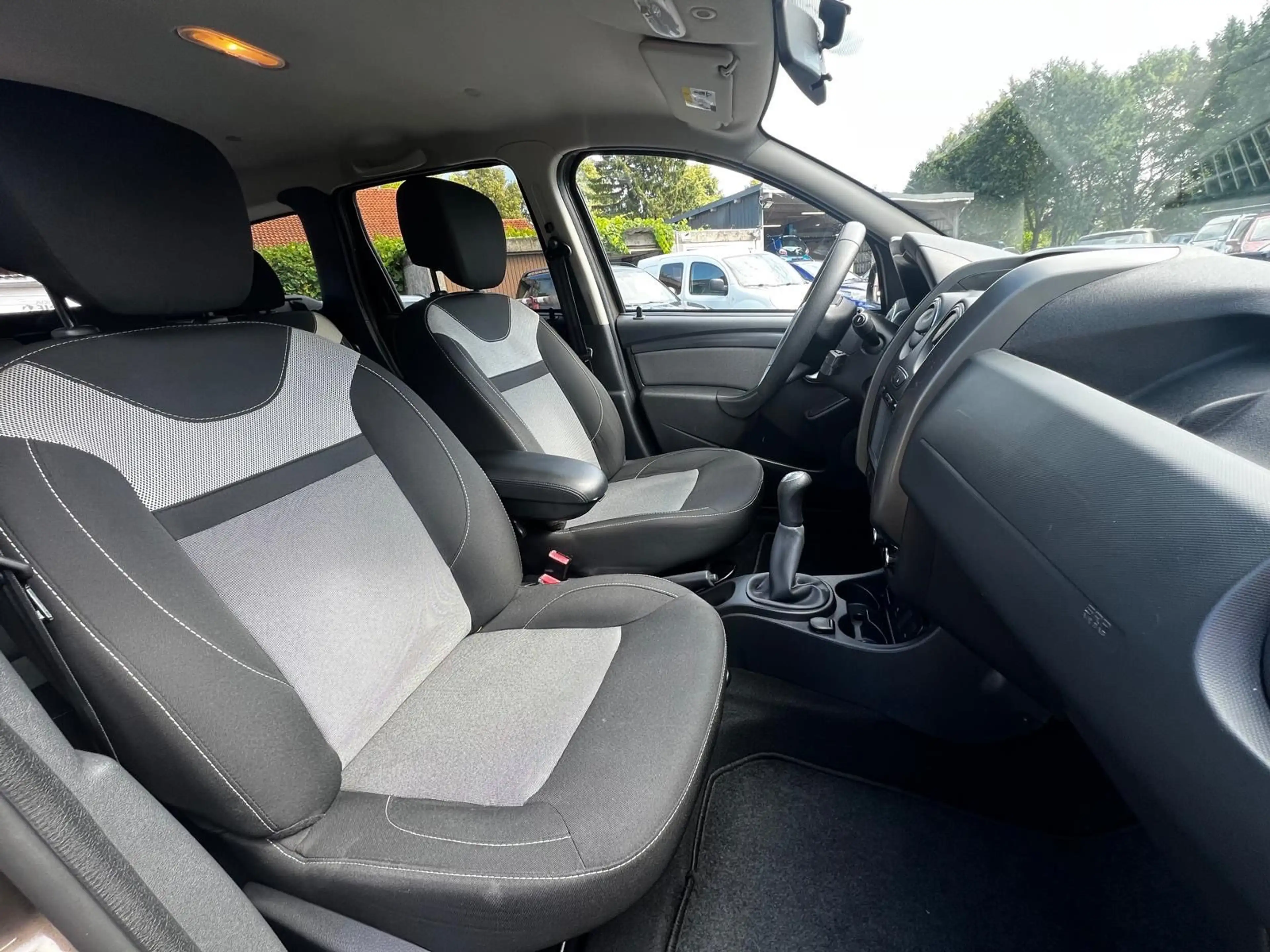 Dacia Duster 1.6 Laureate 4x2*76Tkm*1Hd*Garantie — photo 12
