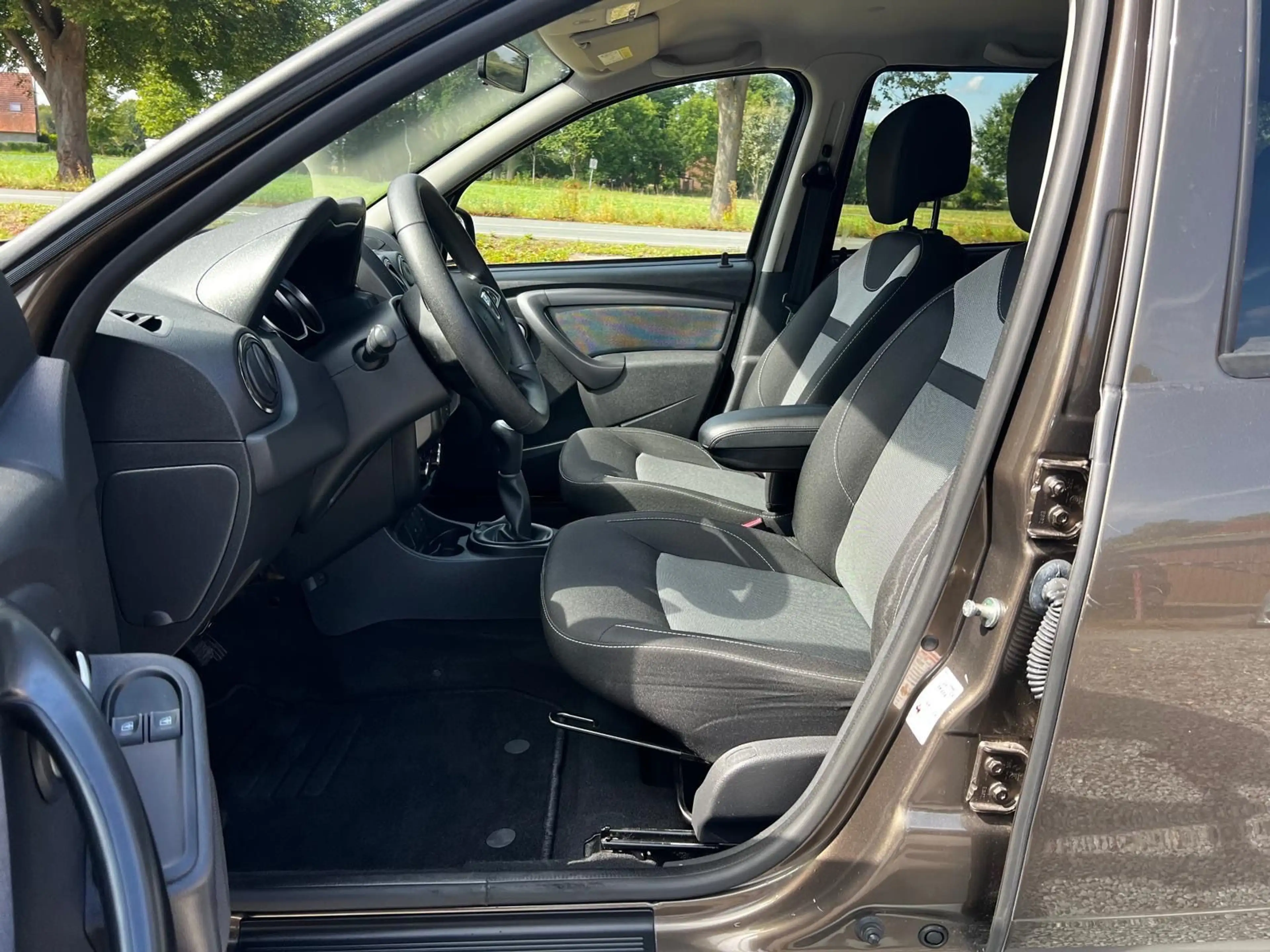 Dacia Duster 1.6 Laureate 4x2*76Tkm*1Hd*Garantie — photo 9