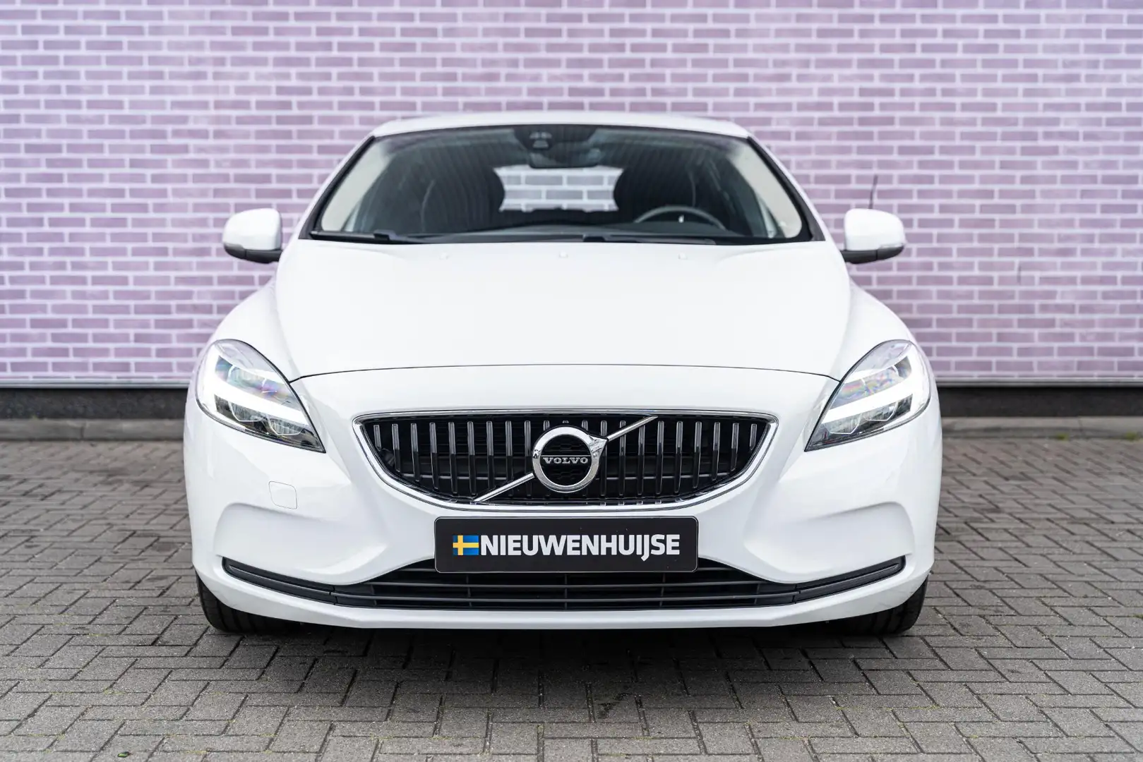 Volvo V40 T2 Polar+ Automaat | Navi | Stoelverwarming | Park Wit - 2