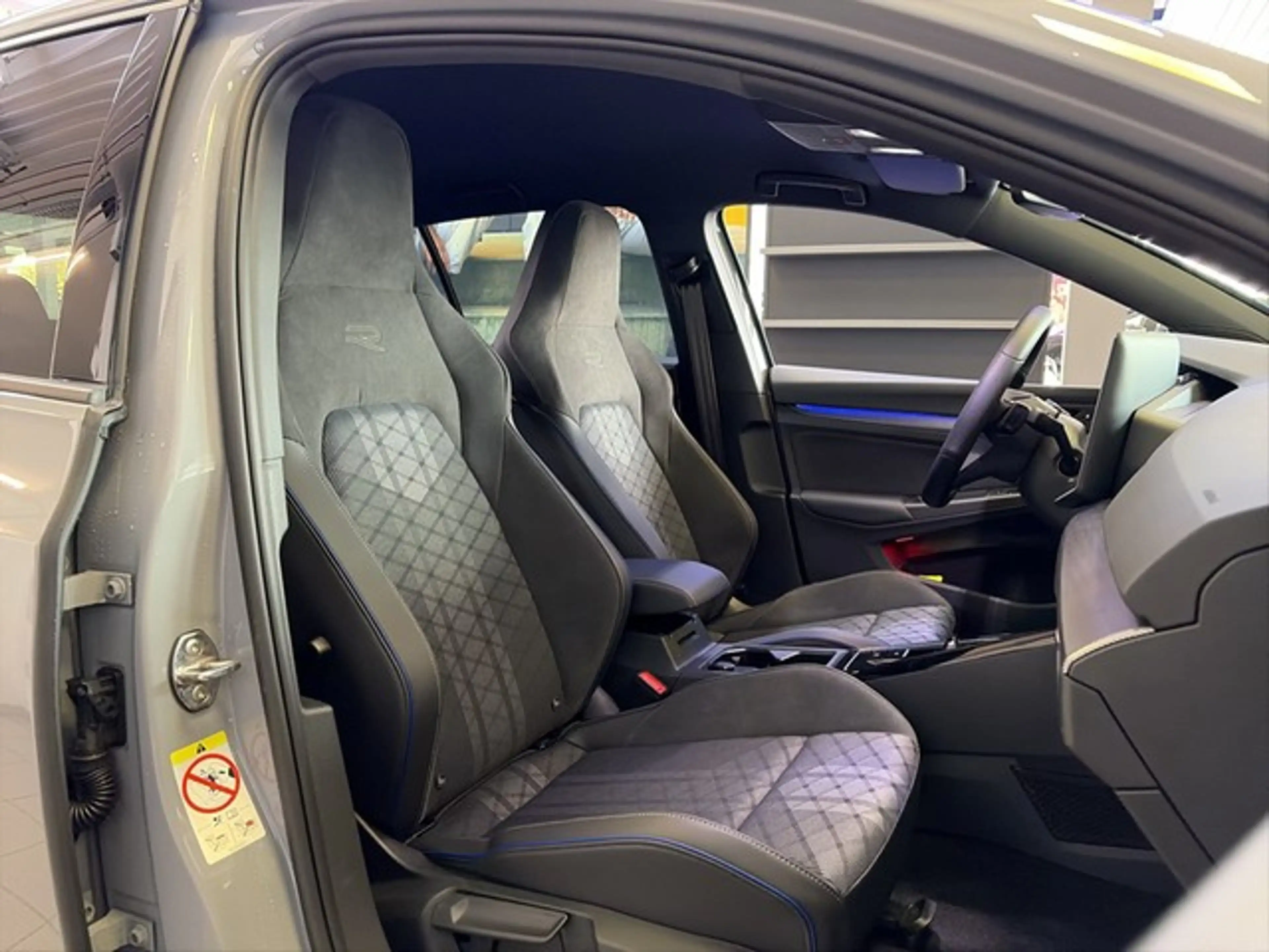 Volkswagen Golf R -Line 1.5 eTSI DSG LED-MATRIX+KAMERA+NAVI — photo 4