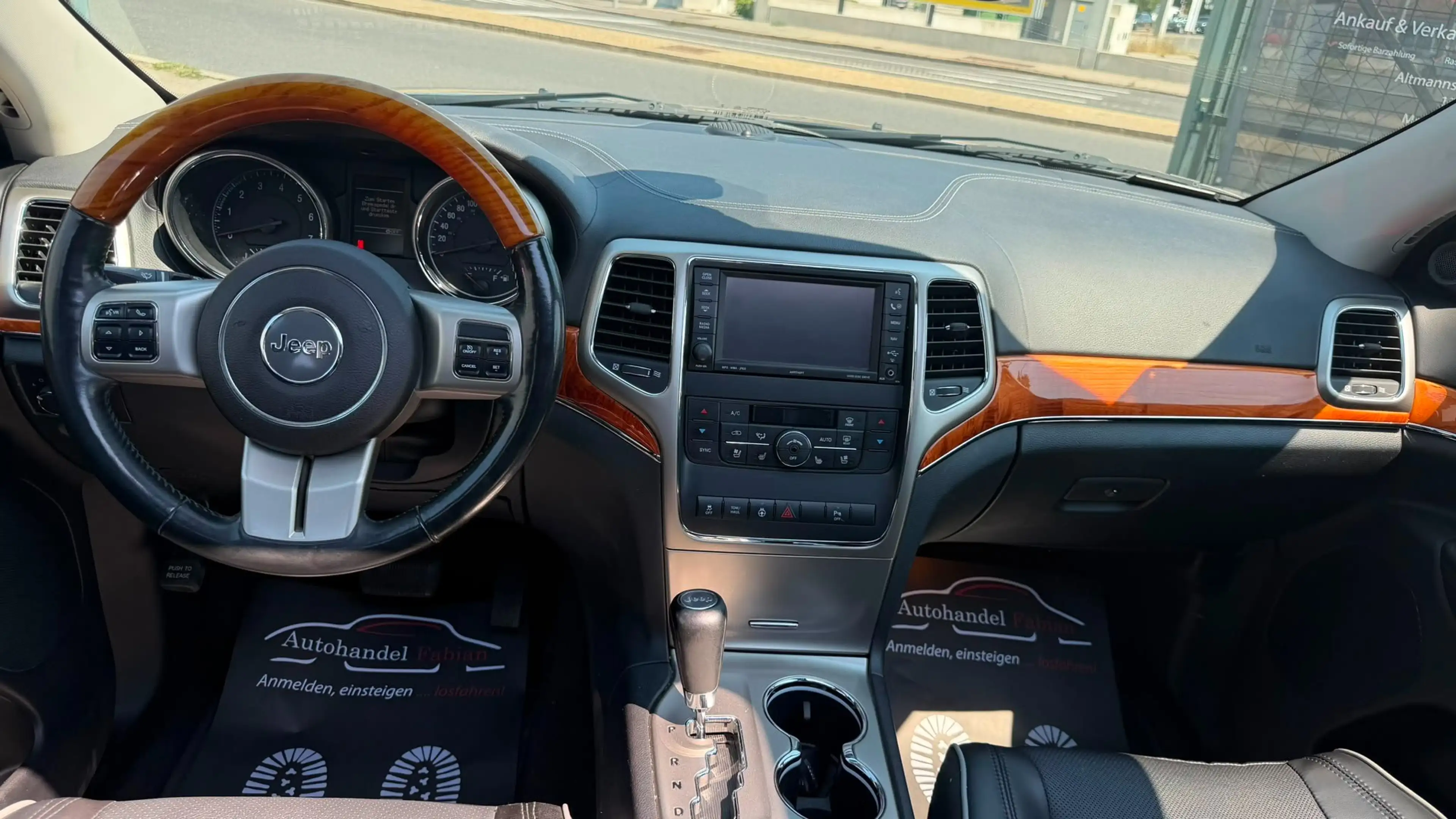 Jeep Grand Cherokee 5,7 V8 HEMI Overland 352PS Gepflegt Vollausstattng — photo 12
