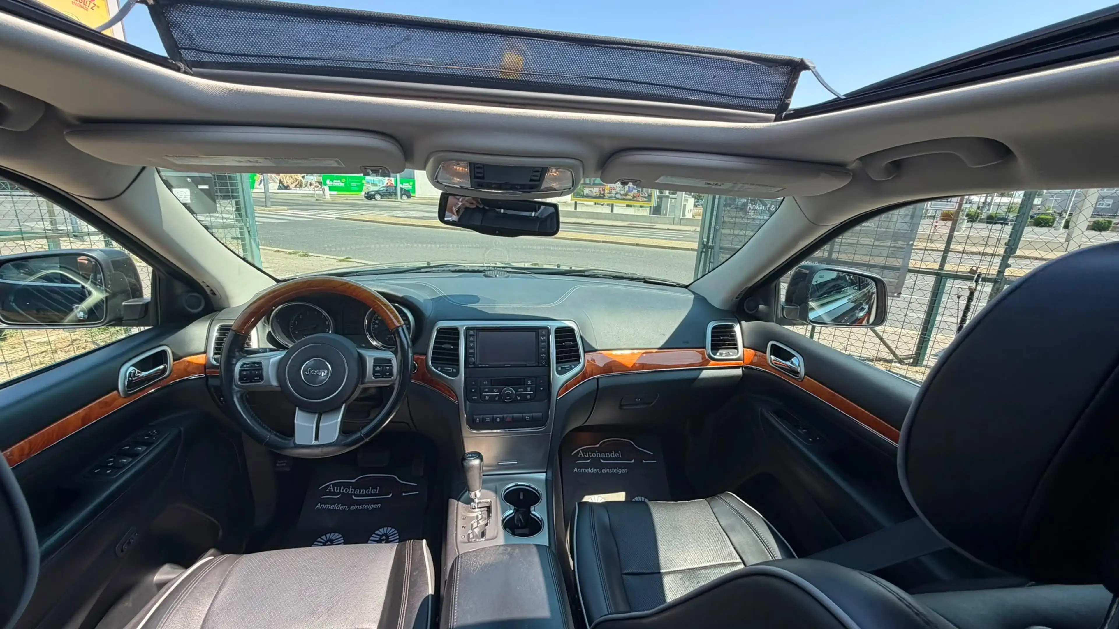 Jeep Grand Cherokee 5,7 V8 HEMI Overland 352PS Gepflegt Vollausstattng — photo 13