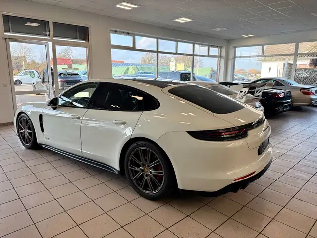 Porsche Panamera view 3