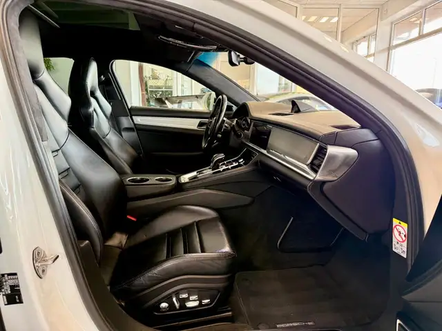 Porsche Panamera view 13