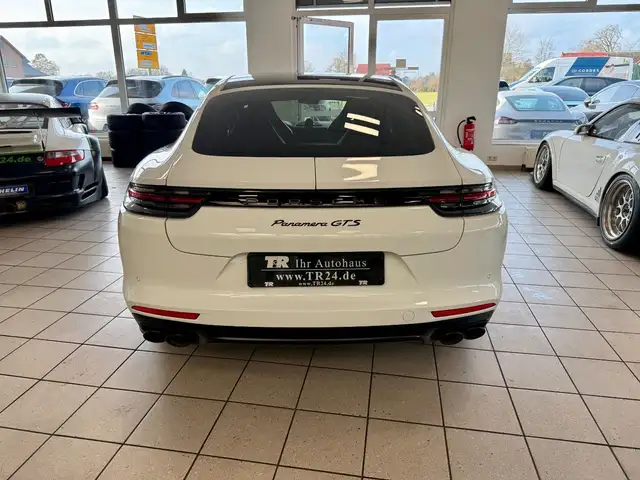 Porsche Panamera view 4