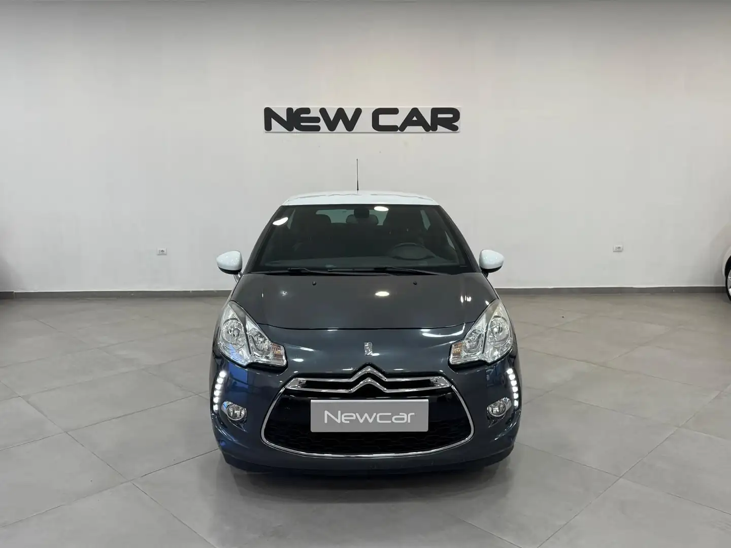 DS Automobiles DS 3 1.2 VTi 82 SO CHIC Grau - 2